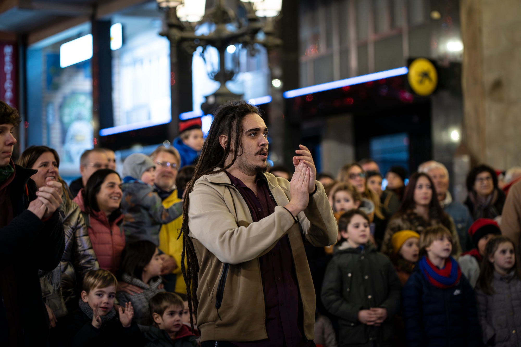 El Raval de Montserrat ha estat l’epicentre de la Segona Baixada de les Vaques, un acte festiu i popular que ha captivat l’esperit local amb la seva combinació de tradició, cultura i diversió. La jornada combina cercavila, música, ambient festiu i un sopar popular a Cal Reig, en un esdeveniment que és totalment obert i participatiu. La Mulassa i Gegants Bojos i, com no, les vaques amb els seus pastors, han estat els protagonistes