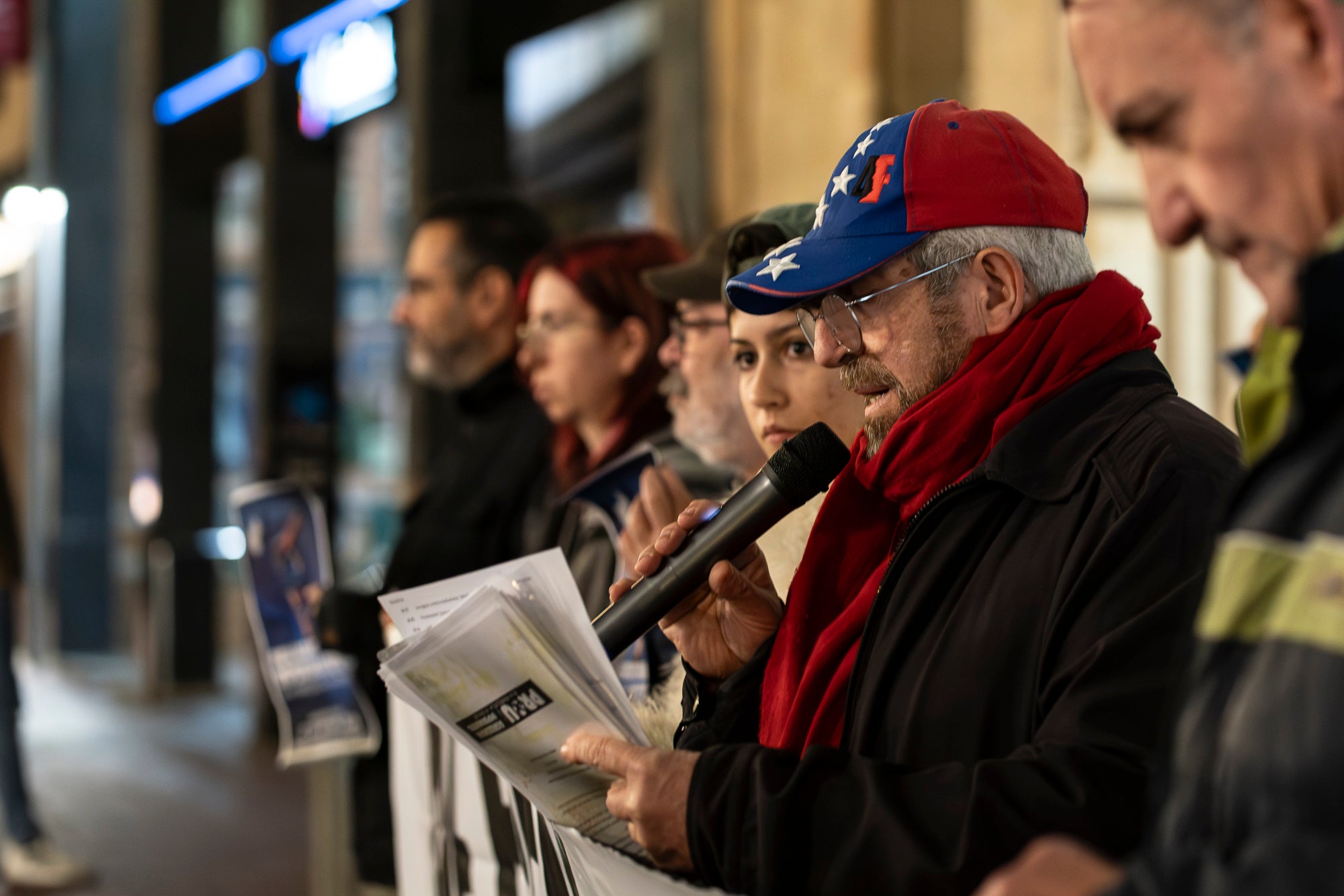 Acte de protesta aquest divendres, dia 16 de gener, davant de l’Ajuntament de Terrassa contra la intervenció militar dels EUA a la República Bolivariana de Veneçuela, del passat 3 de gener. La concentració ha estat convocada pel Comitè Bolivarià de Terrassa ha demanat a la Unió Europea mediar per una resolució diplomàtica i pacífica dels conflictes, “trencant amb el vassallatge i la dependència dels Estats Units”, així com ha exigit l’alliberament “immediat” del president Nicolás Maduro i de la diputada Cilia Flores. 
