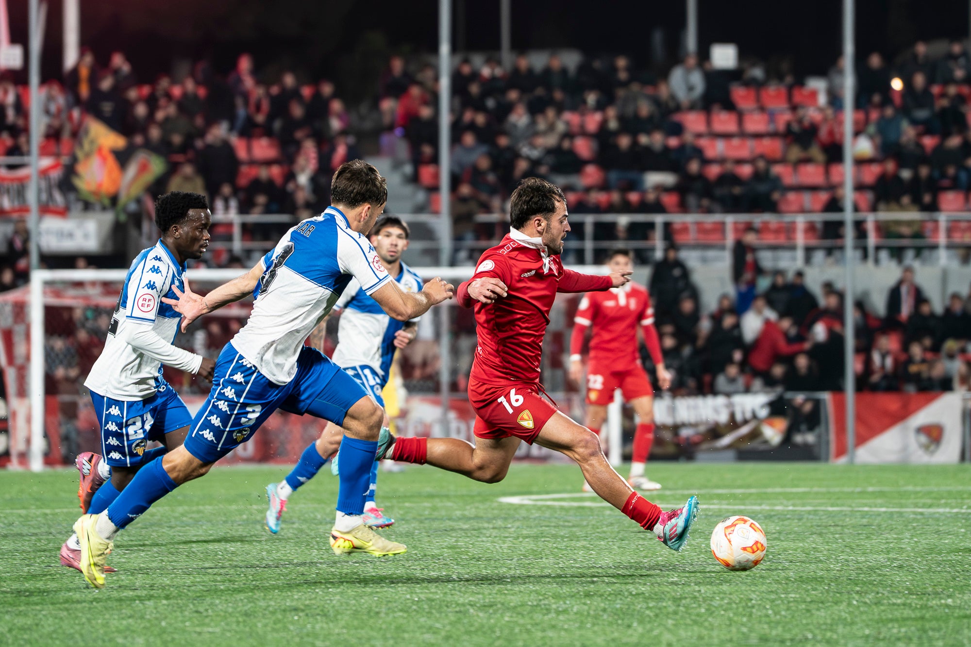 El futbol ha estat cruel amb el Terrassa FC. L’equip d’Oriol Alsina ha fet un gran partit i ha competit molt bé contra un equip que és líder de Primera Federació, el CE Sabadell, però ha acabat perdent a la tanda de penals dels quarts de final de la Copa Catalunya. Els egarencs han completat una gran primera meitat per marxar al descans amb dos gols d’avantatge. Tot i això, els arlequinats han remuntat a la segona. Ortega primer, i Godoy quan faltaven deu segons perquè acabés l’encontre, han posat l’empat al marcador. Ja després, Aythami i Barrero han fallat els seus penals i el conjunt arlequinat ha completat la remuntada.