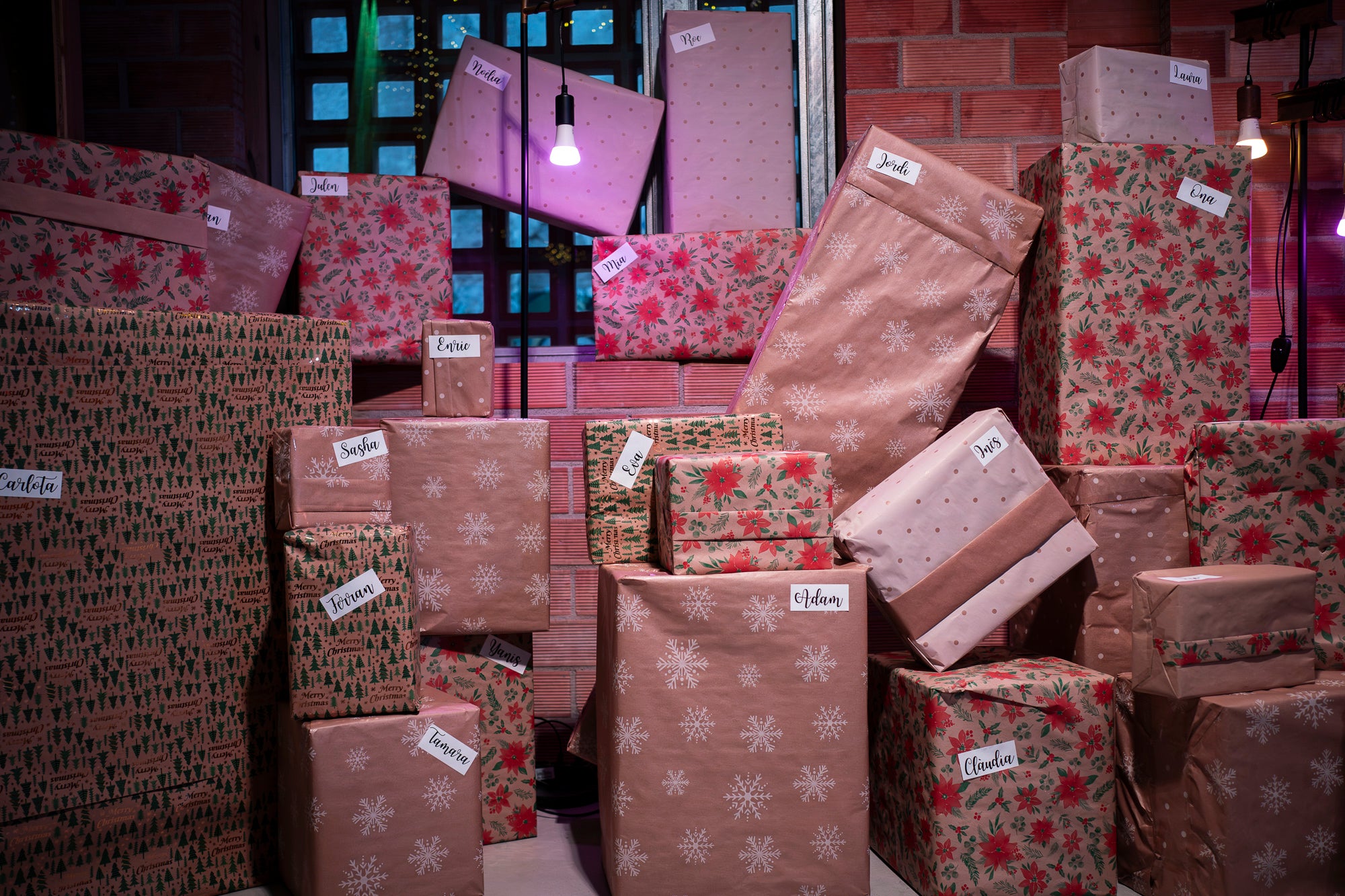 Reconvertit en un temps i un espai de conte oriental, els Reis Mags tenen durant tres dies la seva casa al Vapor de Prodis (Bruc, 46) terrassenc. Des d'aquest divendres i fins al diumenge (2-4 de gener; 17h- 20h), en grups d'una desena de persones i sense reservar i de forma gratuïta, petits i grans es poden endinsar en la cova laberíntica del Vapor dels Reis guiats pels mestres de cerimònies: la patge Xiu-Xiu, rodejada de cartes i regals; l'attrezzo de la Cavalcada d'El Social; el taller de la modista reial; i els vestits lluents del tres Reis. Amb sorpreses musicals, gastronomia i un mercat de les mil meravelles | Mireia Comas