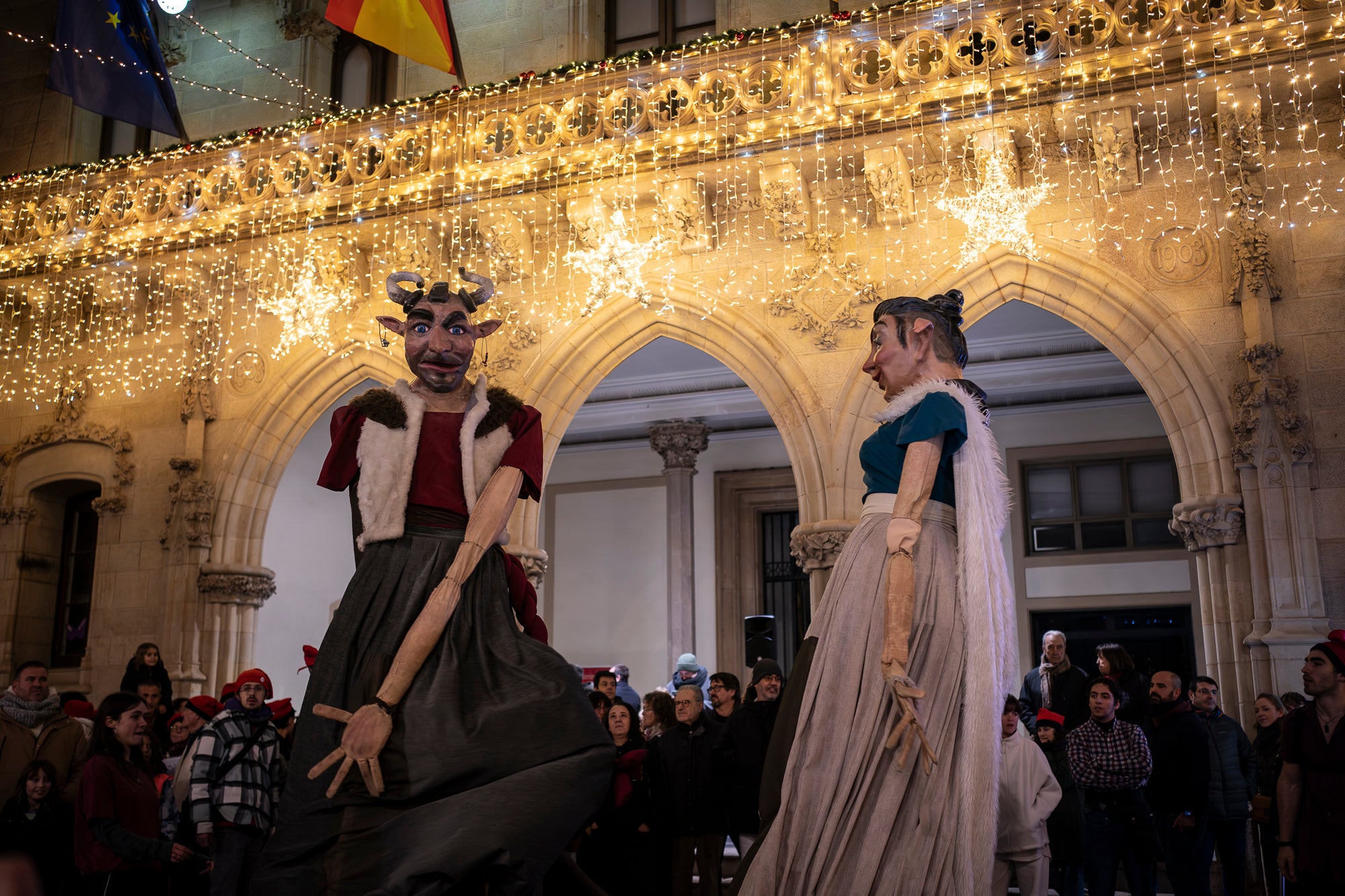 El Raval de Montserrat ha estat l’epicentre de la Segona Baixada de les Vaques, un acte festiu i popular que ha captivat l’esperit local amb la seva combinació de tradició, cultura i diversió. La jornada combina cercavila, música, ambient festiu i un sopar popular a Cal Reig, en un esdeveniment que és totalment obert i participatiu. La Mulassa i Gegants Bojos i, com no, les vaques amb els seus pastors, han estat els protagonistes