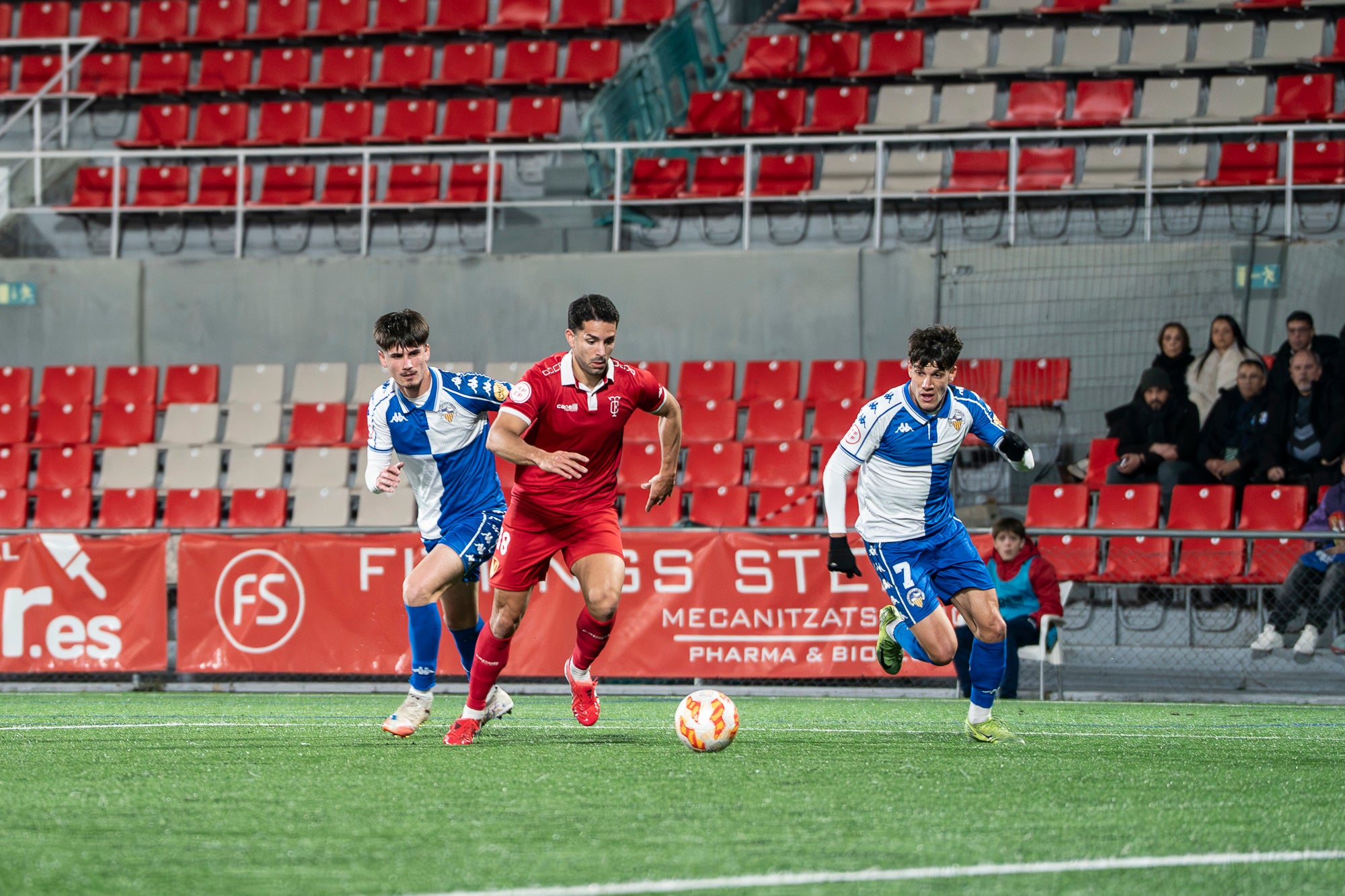El futbol ha estat cruel amb el Terrassa FC. L’equip d’Oriol Alsina ha fet un gran partit i ha competit molt bé contra un equip que és líder de Primera Federació, el CE Sabadell, però ha acabat perdent a la tanda de penals dels quarts de final de la Copa Catalunya. Els egarencs han completat una gran primera meitat per marxar al descans amb dos gols d’avantatge. Tot i això, els arlequinats han remuntat a la segona. Ortega primer, i Godoy quan faltaven deu segons perquè acabés l’encontre, han posat l’empat al marcador. Ja després, Aythami i Barrero han fallat els seus penals i el conjunt arlequinat ha completat la remuntada.