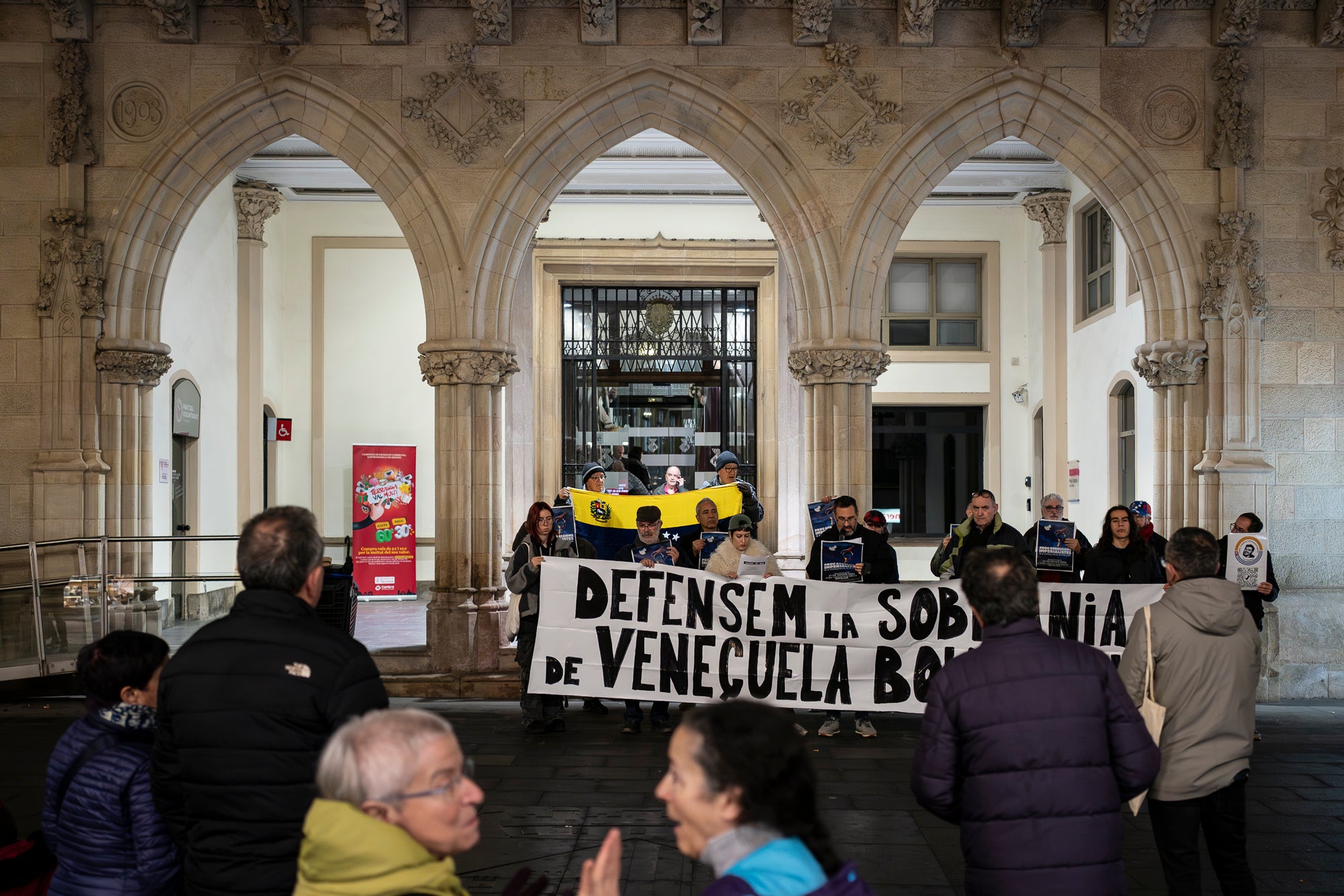 Acte de protesta aquest divendres, dia 16 de gener, davant de l’Ajuntament de Terrassa contra la intervenció militar dels EUA a la República Bolivariana de Veneçuela, del passat 3 de gener. La concentració ha estat convocada pel Comitè Bolivarià de Terrassa ha demanat a la Unió Europea mediar per una resolució diplomàtica i pacífica dels conflictes, “trencant amb el vassallatge i la dependència dels Estats Units”, així com ha exigit l’alliberament “immediat” del president Nicolás Maduro i de la diputada Cilia Flores. 