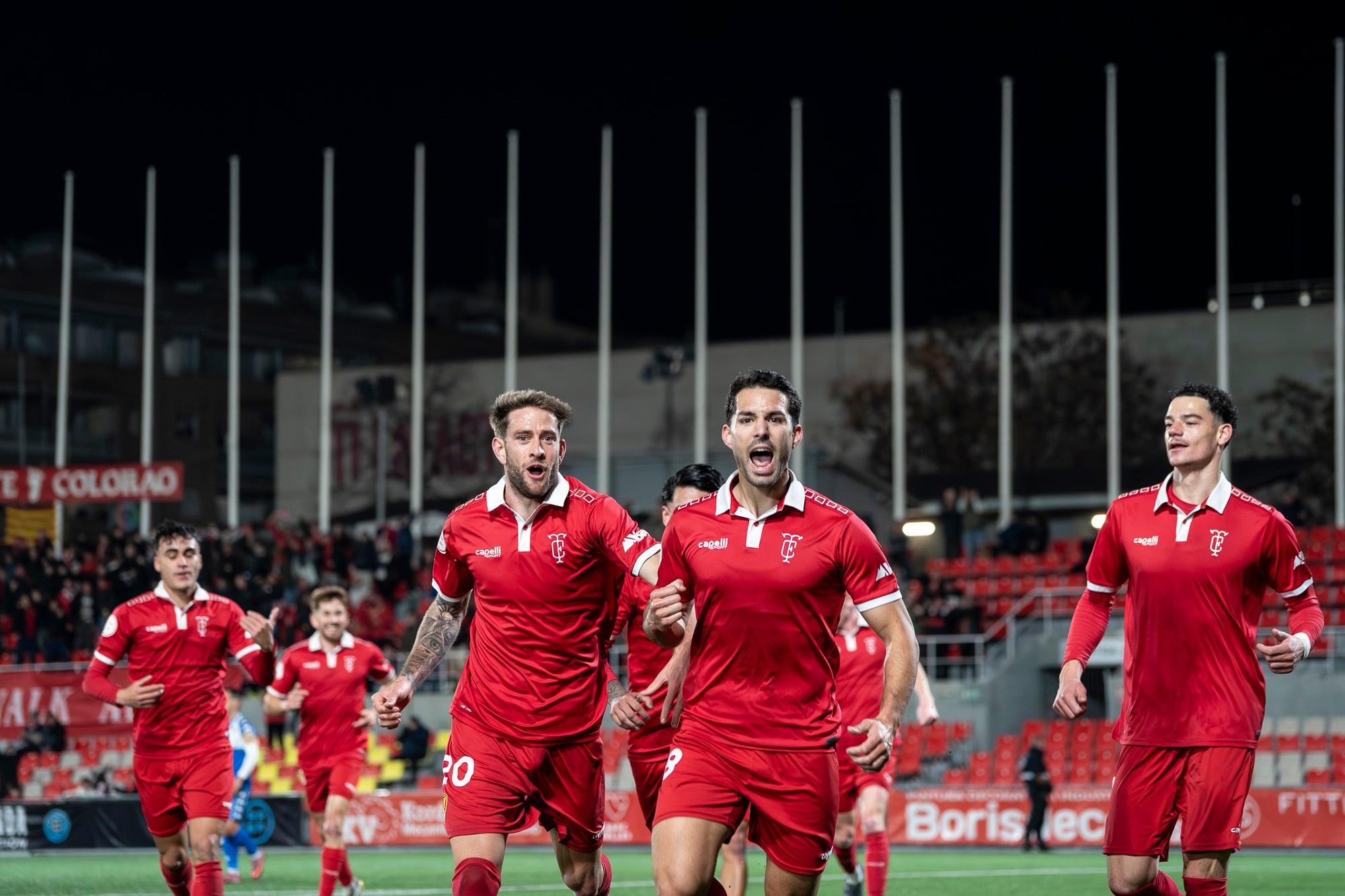 El futbol ha estat cruel amb el Terrassa FC. L’equip d’Oriol Alsina ha fet un gran partit i ha competit molt bé contra un equip que és líder de Primera Federació, el CE Sabadell, però ha acabat perdent a la tanda de penals dels quarts de final de la Copa Catalunya. Els egarencs han completat una gran primera meitat per marxar al descans amb dos gols d’avantatge. Tot i això, els arlequinats han remuntat a la segona. Ortega primer, i Godoy quan faltaven deu segons perquè acabés l’encontre, han posat l’empat al marcador. Ja després, Aythami i Barrero han fallat els seus penals i el conjunt arlequinat ha completat la remuntada.