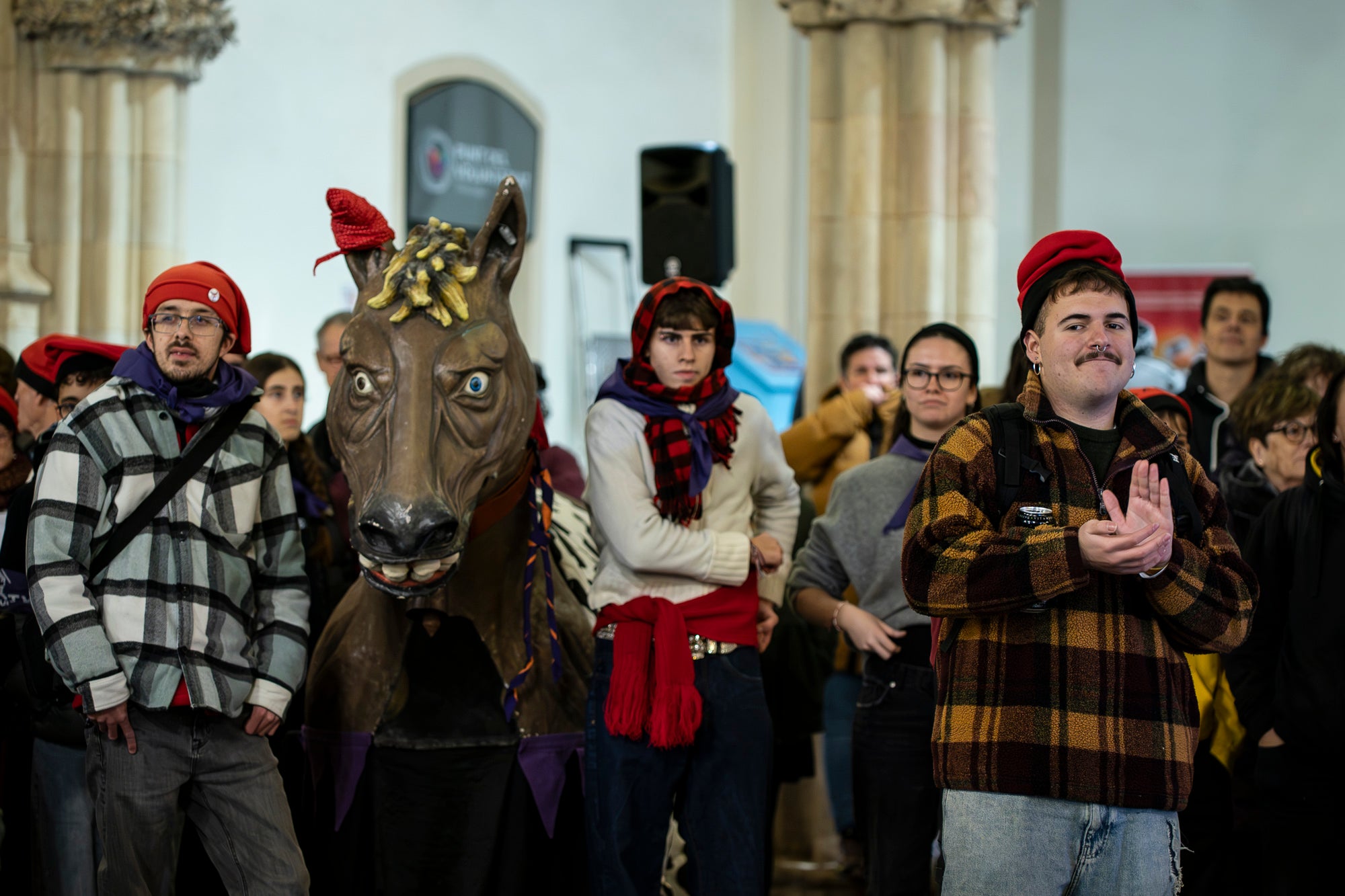 El Raval de Montserrat ha estat l’epicentre de la Segona Baixada de les Vaques, un acte festiu i popular que ha captivat l’esperit local amb la seva combinació de tradició, cultura i diversió. La jornada combina cercavila, música, ambient festiu i un sopar popular a Cal Reig, en un esdeveniment que és totalment obert i participatiu. La Mulassa i Gegants Bojos i, com no, les vaques amb els seus pastors, han estat els protagonistes