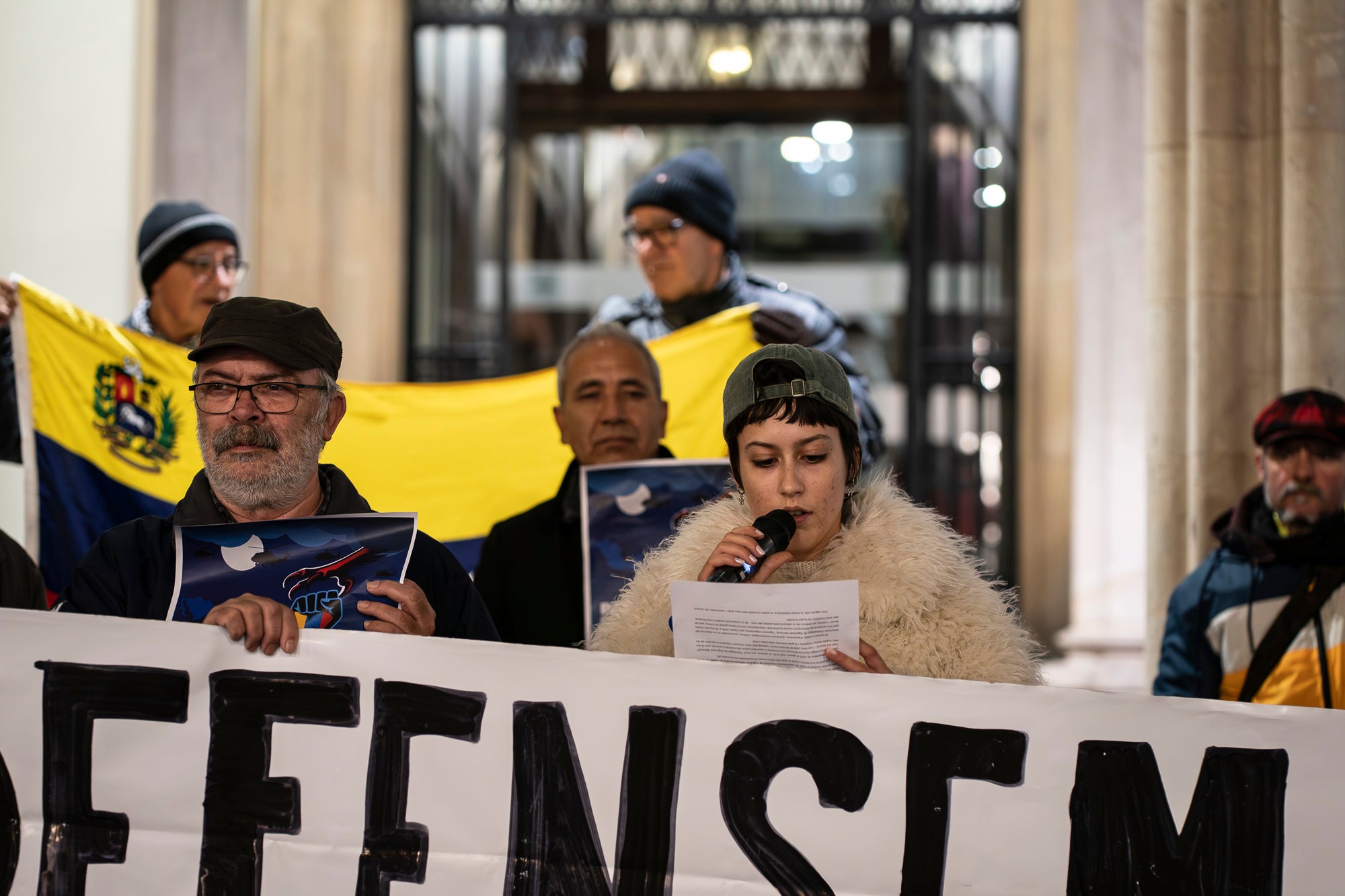 Acte de protesta aquest divendres, dia 16 de gener, davant de l’Ajuntament de Terrassa contra la intervenció militar dels EUA a la República Bolivariana de Veneçuela, del passat 3 de gener. La concentració ha estat convocada pel Comitè Bolivarià de Terrassa ha demanat a la Unió Europea mediar per una resolució diplomàtica i pacífica dels conflictes, “trencant amb el vassallatge i la dependència dels Estats Units”, així com ha exigit l’alliberament “immediat” del president Nicolás Maduro i de la diputada Cilia Flores. 