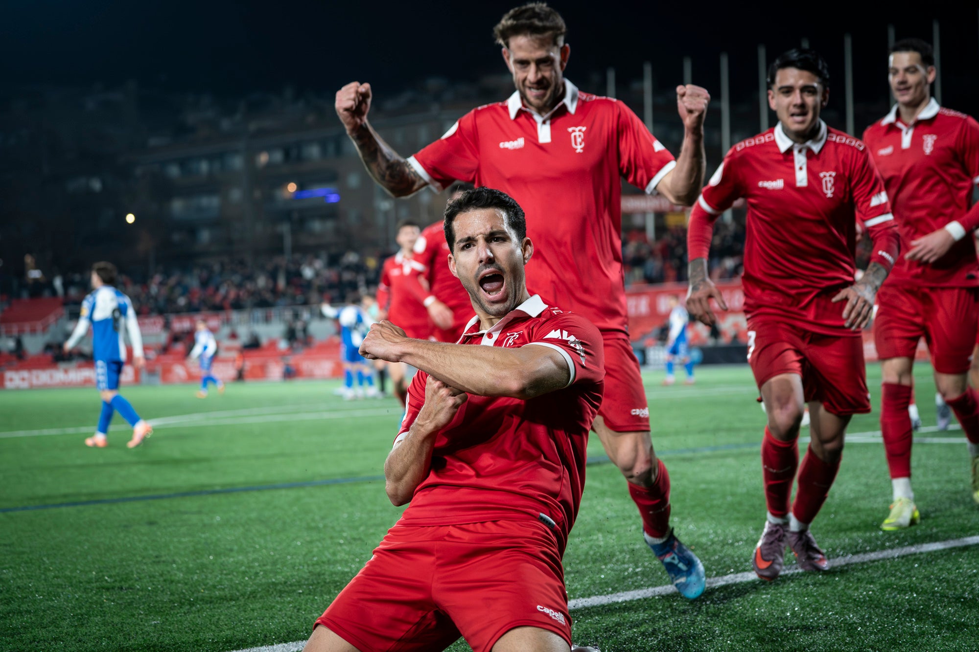 El futbol ha estat cruel amb el Terrassa FC. L’equip d’Oriol Alsina ha fet un gran partit i ha competit molt bé contra un equip que és líder de Primera Federació, el CE Sabadell, però ha acabat perdent a la tanda de penals dels quarts de final de la Copa Catalunya. Els egarencs han completat una gran primera meitat per marxar al descans amb dos gols d’avantatge. Tot i això, els arlequinats han remuntat a la segona. Ortega primer, i Godoy quan faltaven deu segons perquè acabés l’encontre, han posat l’empat al marcador. Ja després, Aythami i Barrero han fallat els seus penals i el conjunt arlequinat ha completat la remuntada.