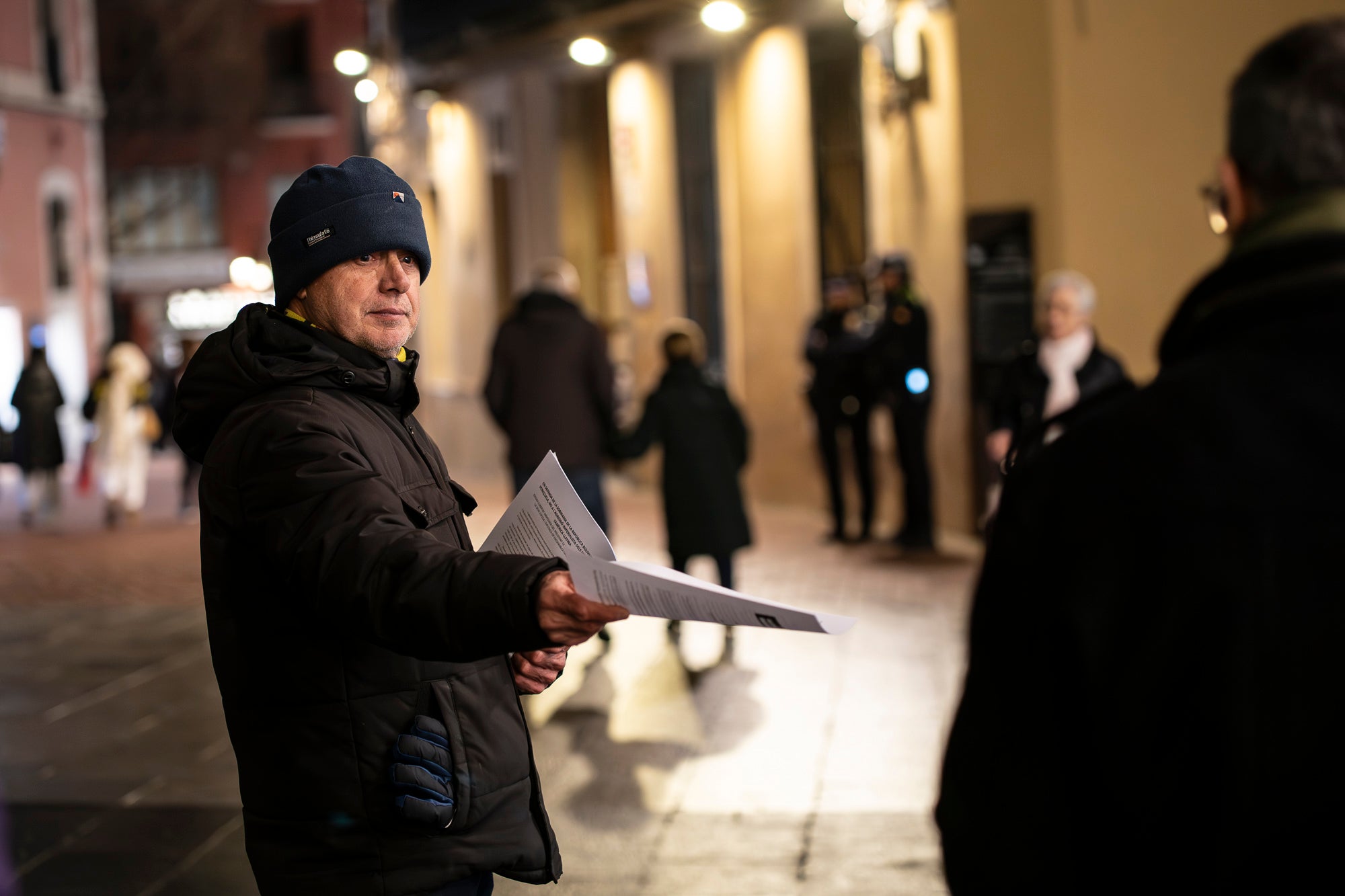 Acte de protesta aquest divendres, dia 16 de gener, davant de l’Ajuntament de Terrassa contra la intervenció militar dels EUA a la República Bolivariana de Veneçuela, del passat 3 de gener. La concentració ha estat convocada pel Comitè Bolivarià de Terrassa ha demanat a la Unió Europea mediar per una resolució diplomàtica i pacífica dels conflictes, “trencant amb el vassallatge i la dependència dels Estats Units”, així com ha exigit l’alliberament “immediat” del president Nicolás Maduro i de la diputada Cilia Flores. 