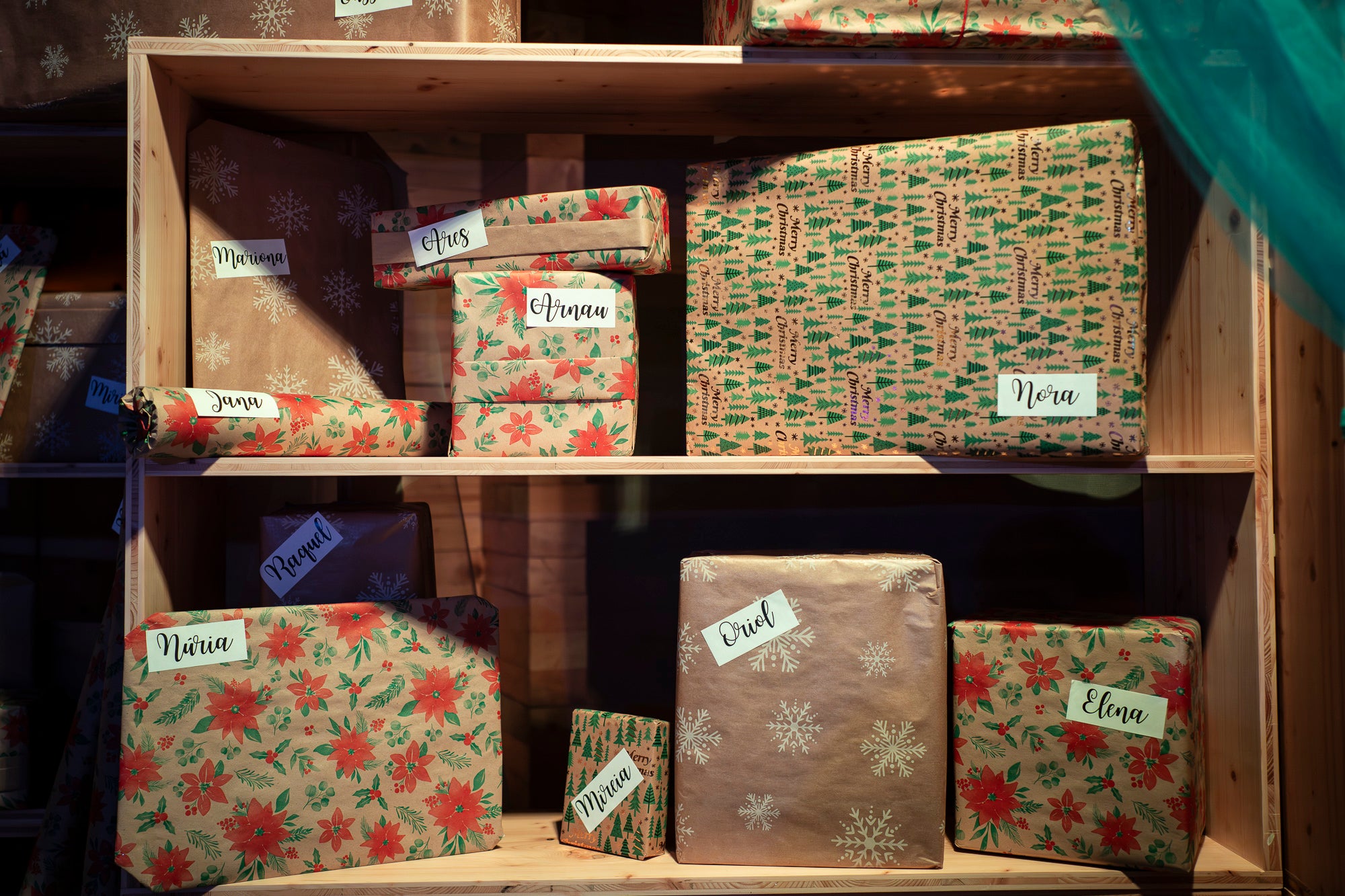 Reconvertit en un temps i un espai de conte oriental, els Reis Mags tenen durant tres dies la seva casa al Vapor de Prodis (Bruc, 46) terrassenc. Des d'aquest divendres i fins al diumenge (2-4 de gener; 17h- 20h), en grups d'una desena de persones i sense reservar i de forma gratuïta, petits i grans es poden endinsar en la cova laberíntica del Vapor dels Reis guiats pels mestres de cerimònies: la patge Xiu-Xiu, rodejada de cartes i regals; l'attrezzo de la Cavalcada d'El Social; el taller de la modista reial; i els vestits lluents del tres Reis. Amb sorpreses musicals, gastronomia i un mercat de les mil meravelles | Mireia Comas