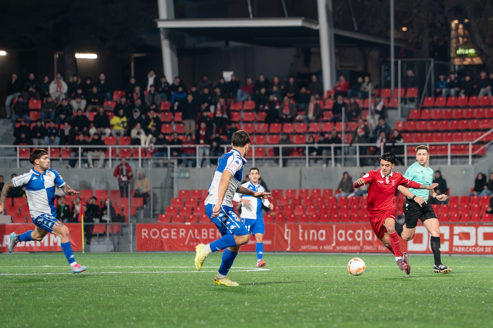 El futbol ha estat cruel amb el Terrassa FC. L’equip d’Oriol Alsina ha fet un gran partit i ha competit molt bé contra un equip que és líder de Primera Federació, el CE Sabadell, però ha acabat perdent a la tanda de penals dels quarts de final de la Copa Catalunya. Els egarencs han completat una gran primera meitat per marxar al descans amb dos gols d’avantatge. Tot i això, els arlequinats han remuntat a la segona. Ortega primer, i Godoy quan faltaven deu segons perquè acabés l’encontre, han posat l’empat al marcador. Ja després, Aythami i Barrero han fallat els seus penals i el conjunt arlequinat ha completat la remuntada.
