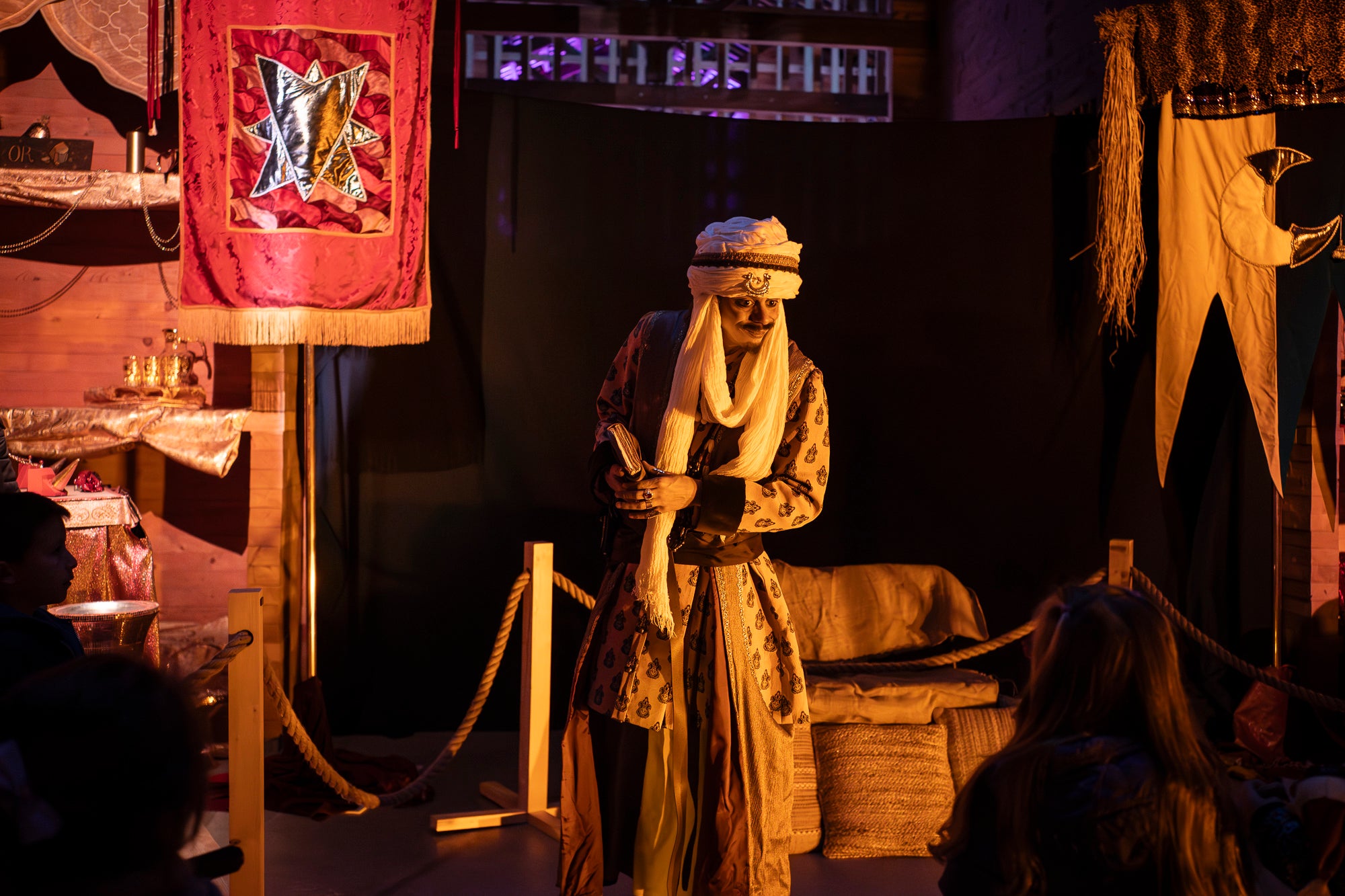 Reconvertit en un temps i un espai de conte oriental, els Reis Mags tenen durant tres dies la seva casa al Vapor de Prodis (Bruc, 46) terrassenc. Des d'aquest divendres i fins al diumenge (2-4 de gener; 17h- 20h), en grups d'una desena de persones i sense reservar i de forma gratuïta, petits i grans es poden endinsar en la cova laberíntica del Vapor dels Reis guiats pels mestres de cerimònies: la patge Xiu-Xiu, rodejada de cartes i regals; l'attrezzo de la Cavalcada d'El Social; el taller de la modista reial; i els vestits lluents del tres Reis. Amb sorpreses musicals, gastronomia i un mercat de les mil meravelles | Mireia Comas