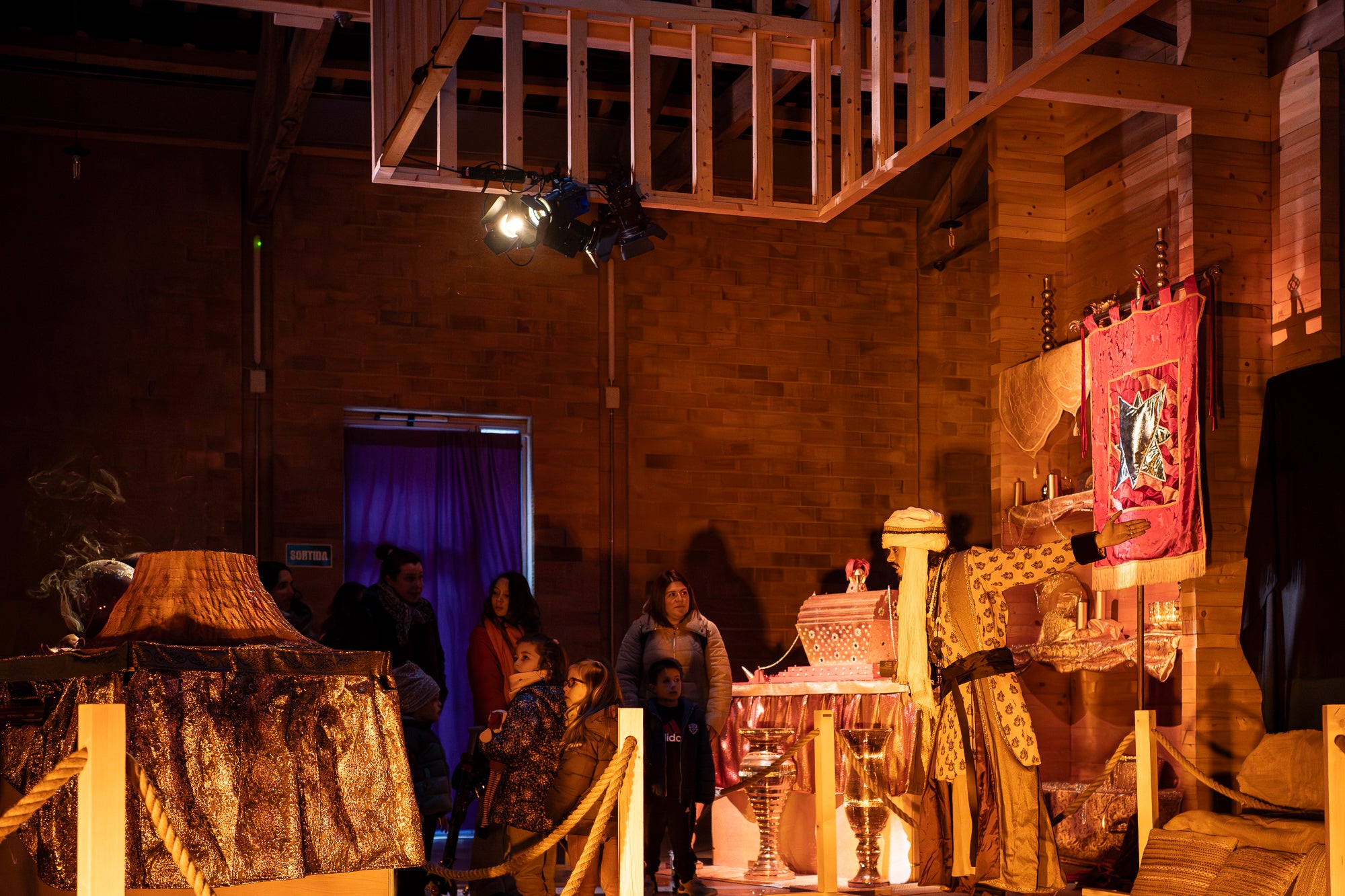 Reconvertit en un temps i un espai de conte oriental, els Reis Mags tenen durant tres dies la seva casa al Vapor de Prodis (Bruc, 46) terrassenc. Des d'aquest divendres i fins al diumenge (2-4 de gener; 17h- 20h), en grups d'una desena de persones i sense reservar i de forma gratuïta, petits i grans es poden endinsar en la cova laberíntica del Vapor dels Reis guiats pels mestres de cerimònies: la patge Xiu-Xiu, rodejada de cartes i regals; l'attrezzo de la Cavalcada d'El Social; el taller de la modista reial; i els vestits lluents del tres Reis. Amb sorpreses musicals, gastronomia i un mercat de les mil meravelles | Mireia Comas