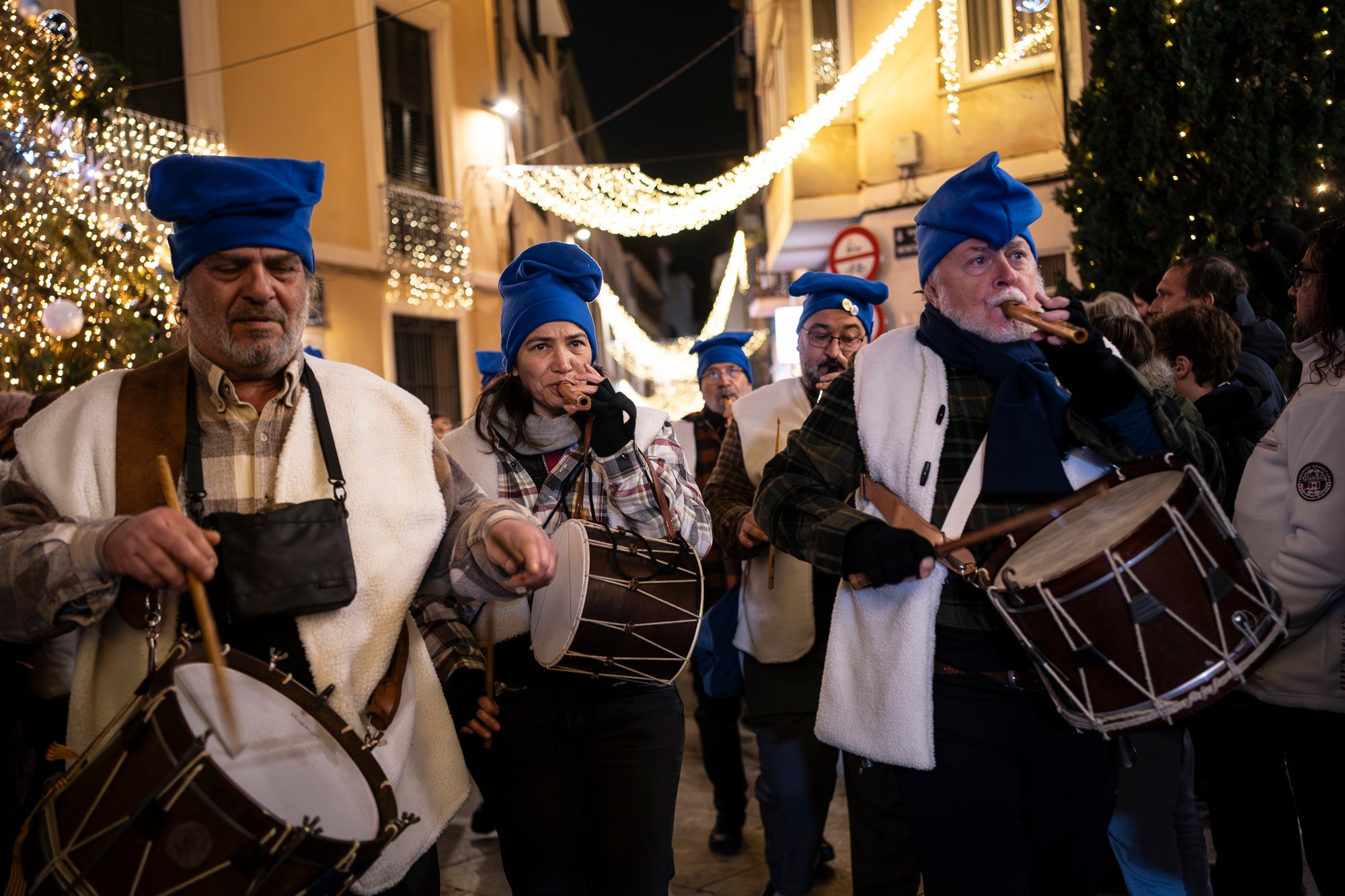 El Raval de Montserrat ha estat l’epicentre de la Segona Baixada de les Vaques, un acte festiu i popular que ha captivat l’esperit local amb la seva combinació de tradició, cultura i diversió. La jornada combina cercavila, música, ambient festiu i un sopar popular a Cal Reig, en un esdeveniment que és totalment obert i participatiu. La Mulassa i Gegants Bojos i, com no, les vaques amb els seus pastors, han estat els protagonistes