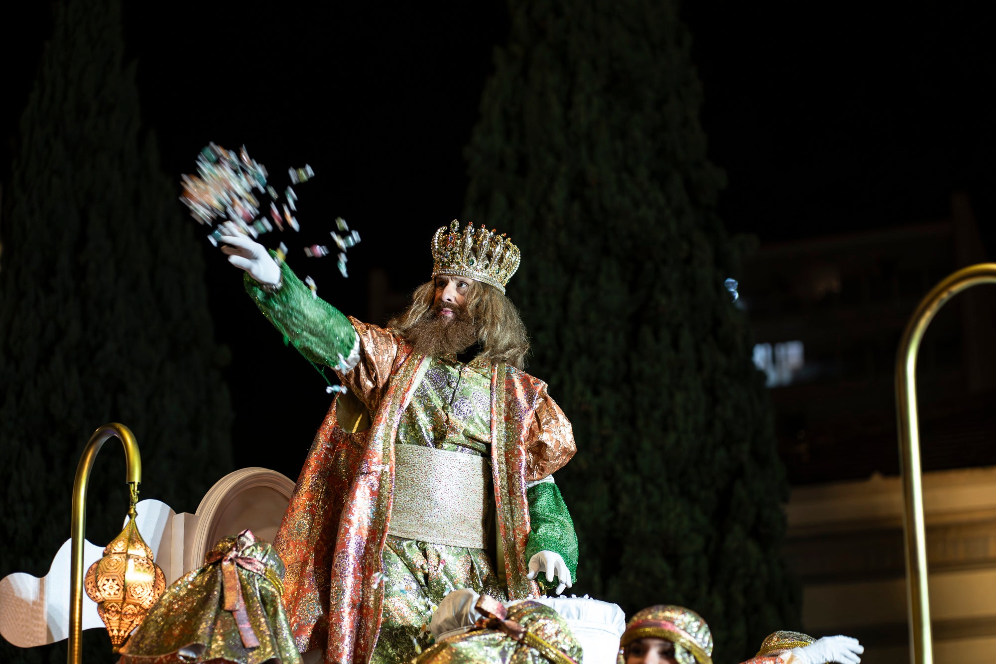 Un any més Ses Majestats els Reis d'Orient han arribat a la ciutat per portar màgia i alegria a tots els infants de Terrassa. Enguany, la Cavalcada de Reis ha estat marcada per les baixes temperatures, les quals van provocar nevades a La Mola i Matadepera. Tot i això, milers de persones es van llençar als carrers per donar una càlida benvinguda a Melcior, Gaspar i Baltasar | Mireia Comas