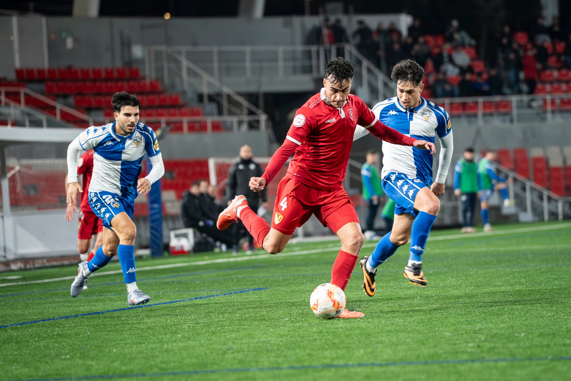 El futbol ha estat cruel amb el Terrassa FC. L’equip d’Oriol Alsina ha fet un gran partit i ha competit molt bé contra un equip que és líder de Primera Federació, el CE Sabadell, però ha acabat perdent a la tanda de penals dels quarts de final de la Copa Catalunya. Els egarencs han completat una gran primera meitat per marxar al descans amb dos gols d’avantatge. Tot i això, els arlequinats han remuntat a la segona. Ortega primer, i Godoy quan faltaven deu segons perquè acabés l’encontre, han posat l’empat al marcador. Ja després, Aythami i Barrero han fallat els seus penals i el conjunt arlequinat ha completat la remuntada.
