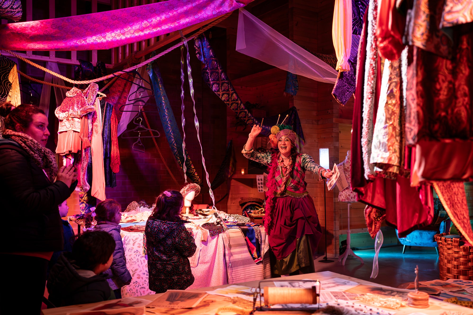 Reconvertit en un temps i un espai de conte oriental, els Reis Mags tenen durant tres dies la seva casa al Vapor de Prodis (Bruc, 46) terrassenc. Des d'aquest divendres i fins al diumenge (2-4 de gener; 17h- 20h), en grups d'una desena de persones i sense reservar i de forma gratuïta, petits i grans es poden endinsar en la cova laberíntica del Vapor dels Reis guiats pels mestres de cerimònies: la patge Xiu-Xiu, rodejada de cartes i regals; l'attrezzo de la Cavalcada d'El Social; el taller de la modista reial; i els vestits lluents del tres Reis. Amb sorpreses musicals, gastronomia i un mercat de les mil meravelles | Mireia Comas