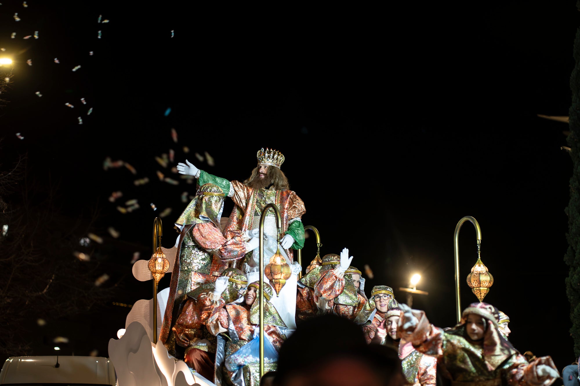 Un any més Ses Majestats els Reis d'Orient han arribat a la ciutat per portar màgia i alegria a tots els infants de Terrassa. Enguany, la Cavalcada de Reis ha estat marcada per les baixes temperatures, les quals van provocar nevades a La Mola i Matadepera. Tot i això, milers de persones es van llençar als carrers per donar una càlida benvinguda a Melcior, Gaspar i Baltasar | Mireia Comas