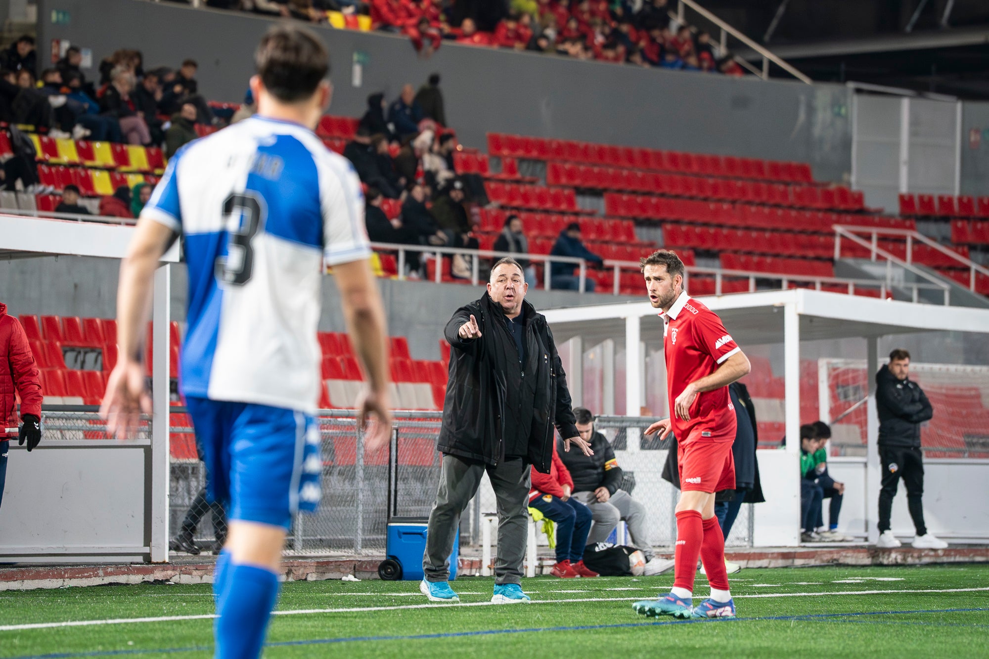 El futbol ha estat cruel amb el Terrassa FC. L’equip d’Oriol Alsina ha fet un gran partit i ha competit molt bé contra un equip que és líder de Primera Federació, el CE Sabadell, però ha acabat perdent a la tanda de penals dels quarts de final de la Copa Catalunya. Els egarencs han completat una gran primera meitat per marxar al descans amb dos gols d’avantatge. Tot i això, els arlequinats han remuntat a la segona. Ortega primer, i Godoy quan faltaven deu segons perquè acabés l’encontre, han posat l’empat al marcador. Ja després, Aythami i Barrero han fallat els seus penals i el conjunt arlequinat ha completat la remuntada.