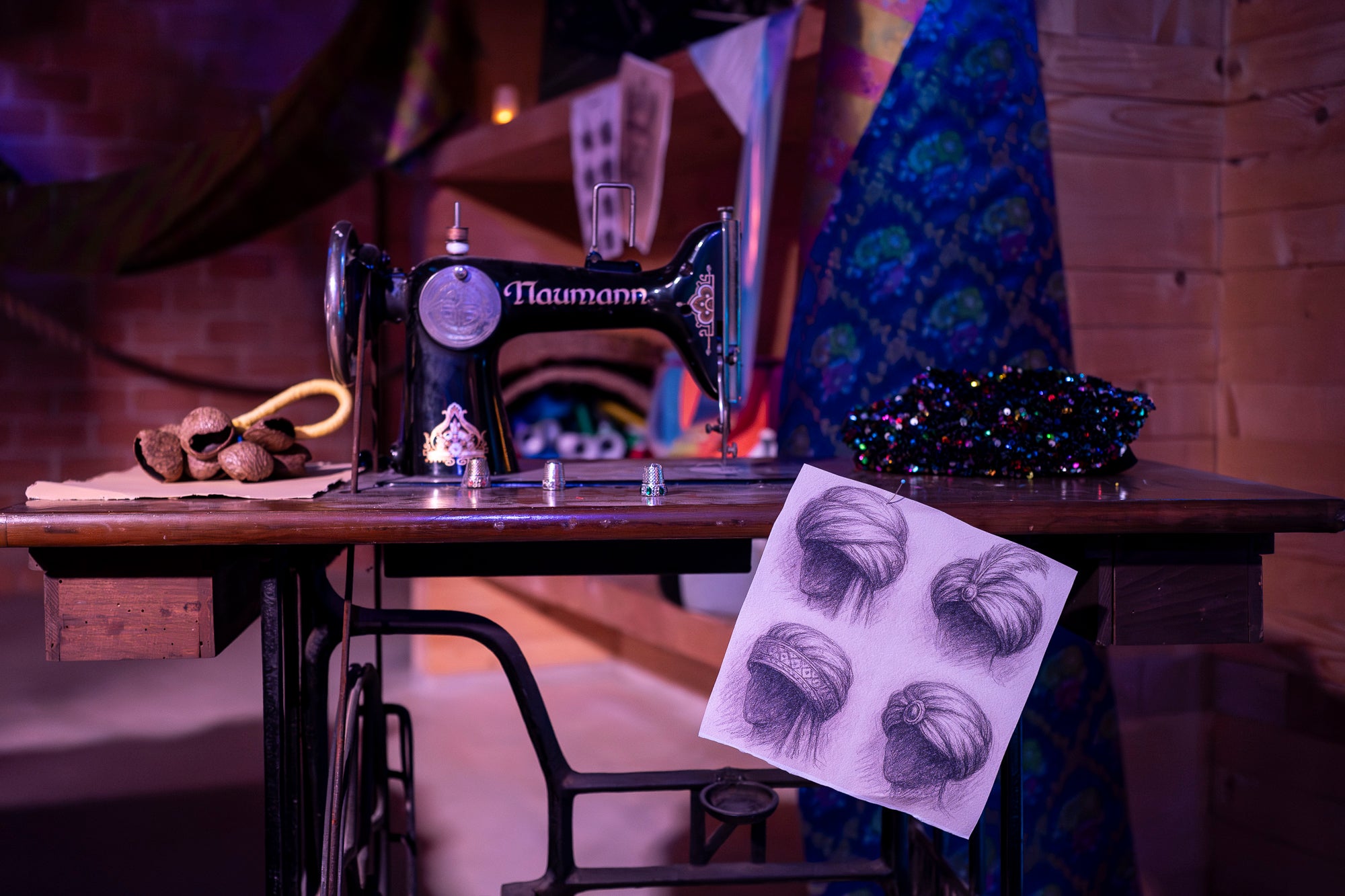 Reconvertit en un temps i un espai de conte oriental, els Reis Mags tenen durant tres dies la seva casa al Vapor de Prodis (Bruc, 46) terrassenc. Des d'aquest divendres i fins al diumenge (2-4 de gener; 17h- 20h), en grups d'una desena de persones i sense reservar i de forma gratuïta, petits i grans es poden endinsar en la cova laberíntica del Vapor dels Reis guiats pels mestres de cerimònies: la patge Xiu-Xiu, rodejada de cartes i regals; l'attrezzo de la Cavalcada d'El Social; el taller de la modista reial; i els vestits lluents del tres Reis. Amb sorpreses musicals, gastronomia i un mercat de les mil meravelles | Mireia Comas