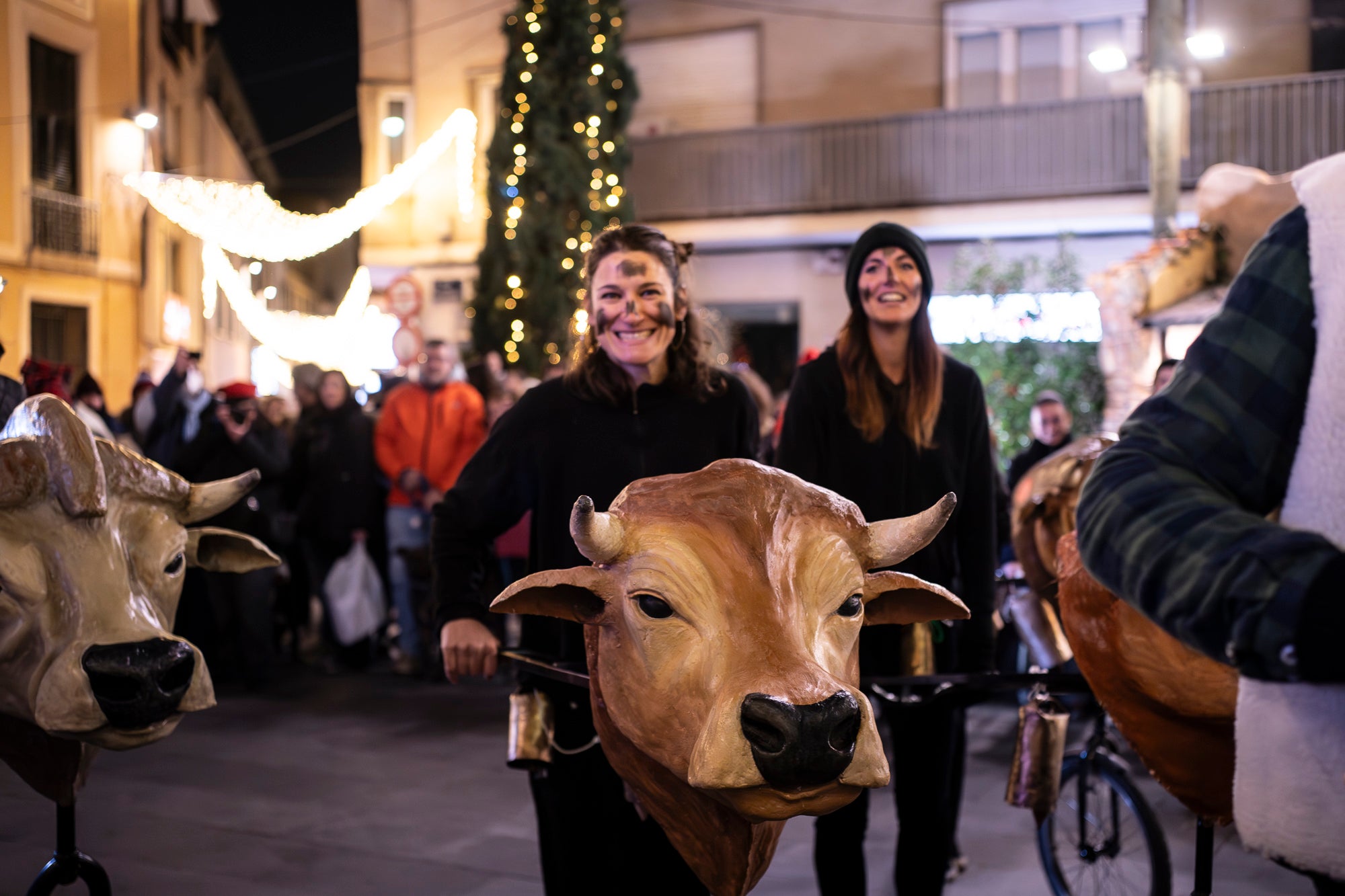 El Raval de Montserrat ha estat l’epicentre de la Segona Baixada de les Vaques, un acte festiu i popular que ha captivat l’esperit local amb la seva combinació de tradició, cultura i diversió. La jornada combina cercavila, música, ambient festiu i un sopar popular a Cal Reig, en un esdeveniment que és totalment obert i participatiu. La Mulassa i Gegants Bojos i, com no, les vaques amb els seus pastors, han estat els protagonistes