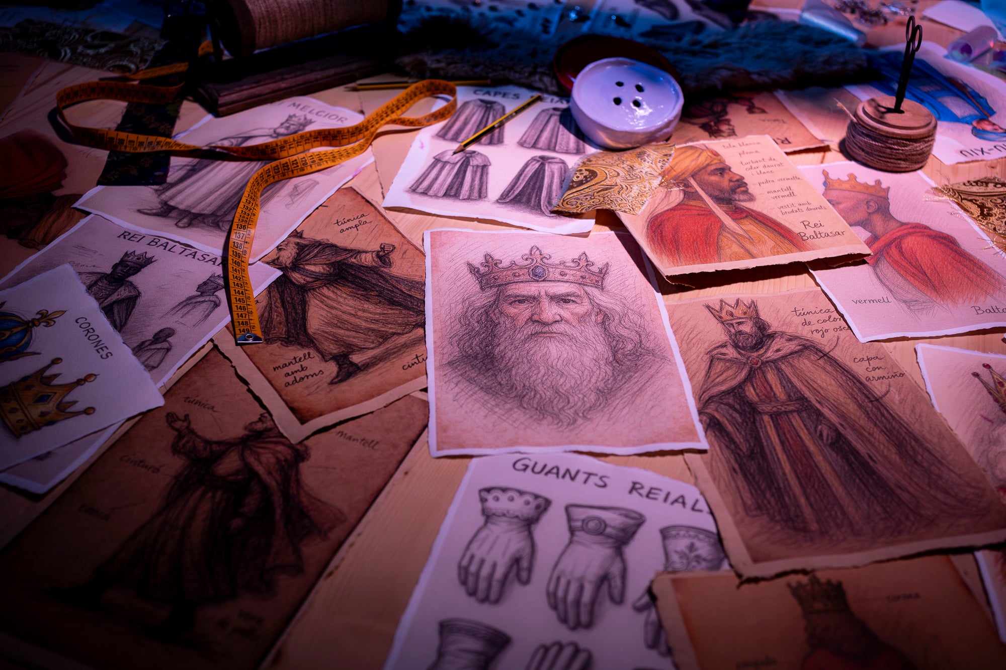 Reconvertit en un temps i un espai de conte oriental, els Reis Mags tenen durant tres dies la seva casa al Vapor de Prodis (Bruc, 46) terrassenc. Des d'aquest divendres i fins al diumenge (2-4 de gener; 17h- 20h), en grups d'una desena de persones i sense reservar i de forma gratuïta, petits i grans es poden endinsar en la cova laberíntica del Vapor dels Reis guiats pels mestres de cerimònies: la patge Xiu-Xiu, rodejada de cartes i regals; l'attrezzo de la Cavalcada d'El Social; el taller de la modista reial; i els vestits lluents del tres Reis. Amb sorpreses musicals, gastronomia i un mercat de les mil meravelles | Mireia Comas