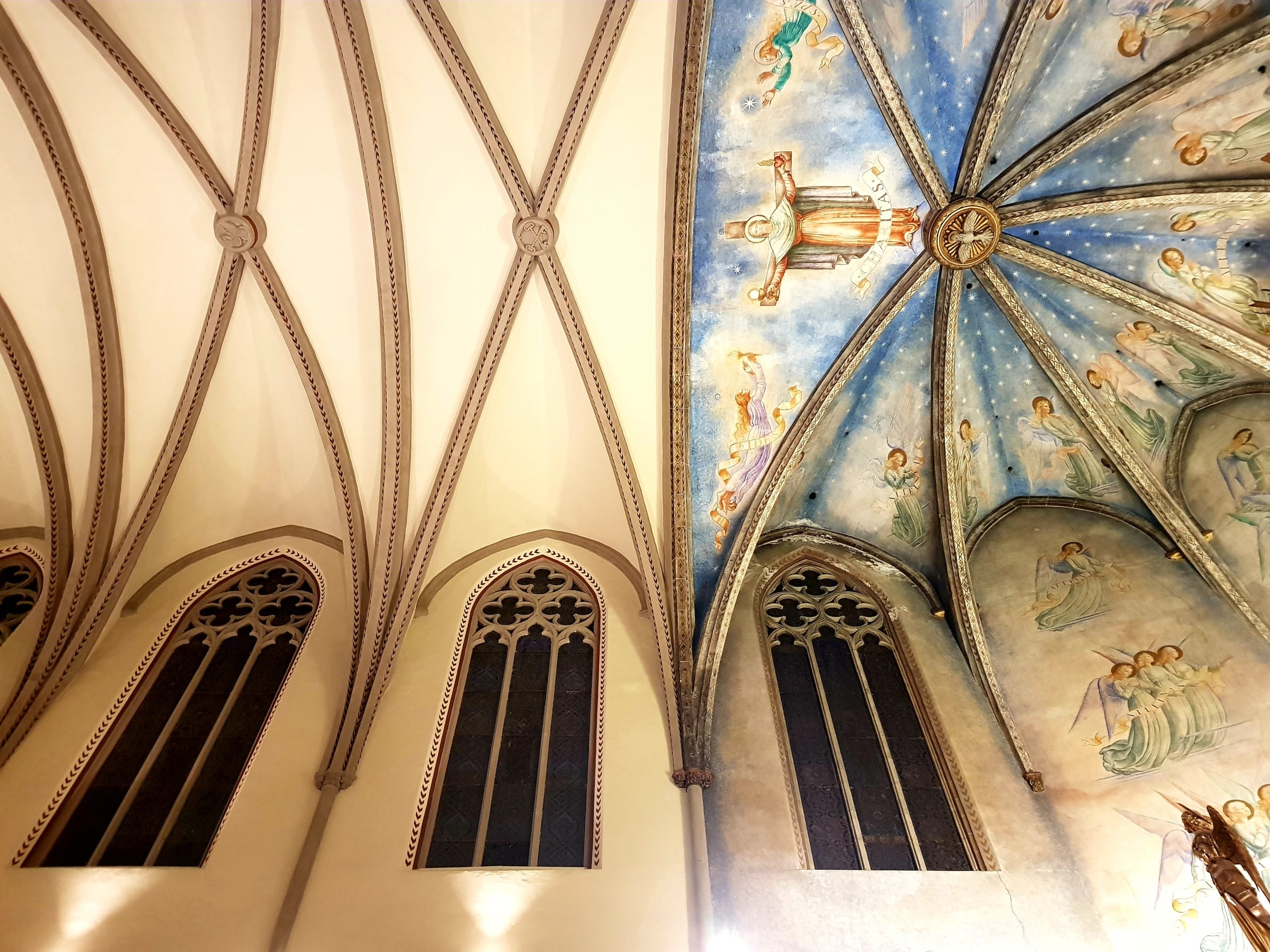 El sostre de la nau central de la catedral del Sant Esperit ha estat pintat i rehabilitat | Lluïsa Tarrida