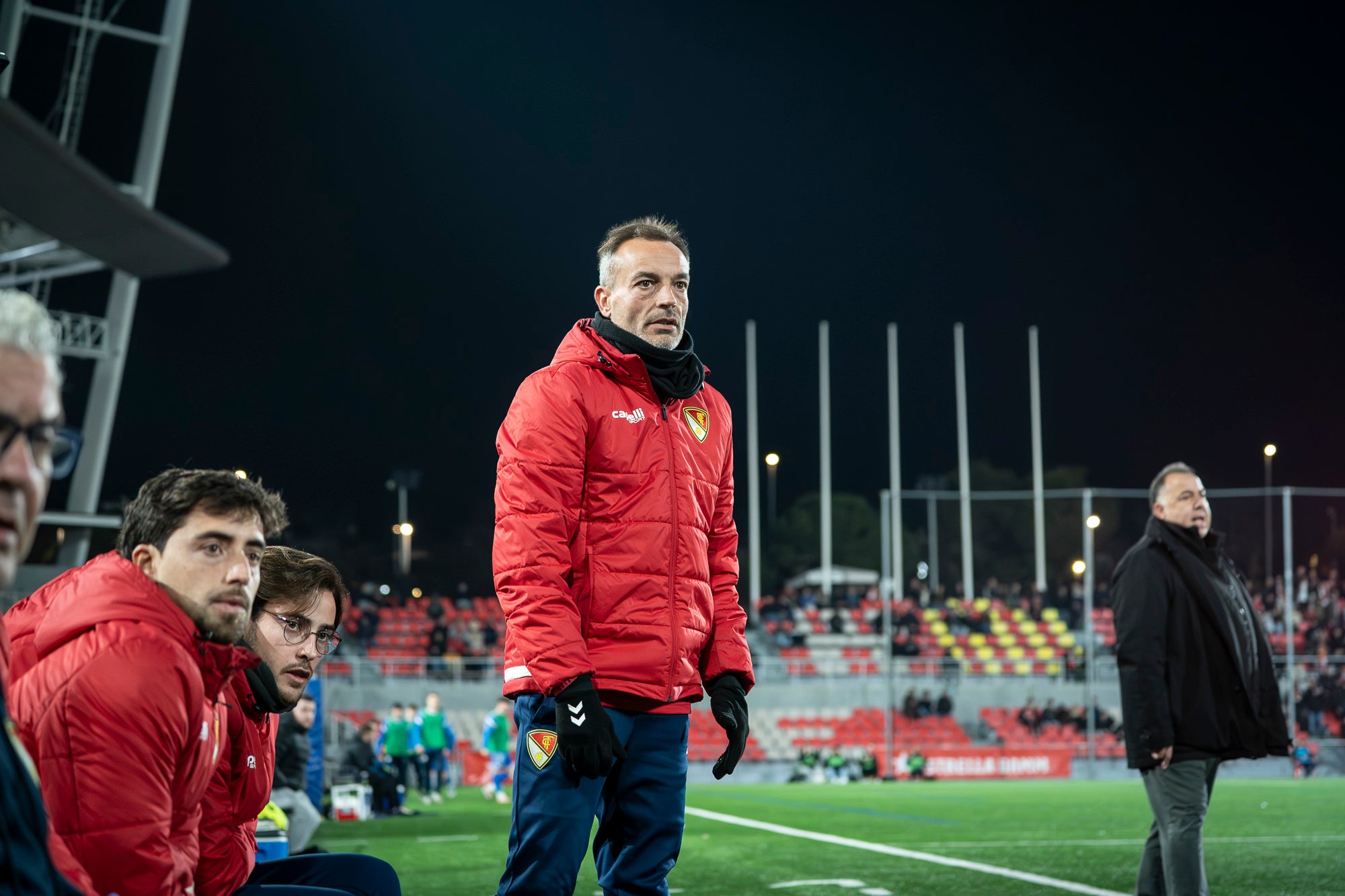 El futbol ha estat cruel amb el Terrassa FC. L’equip d’Oriol Alsina ha fet un gran partit i ha competit molt bé contra un equip que és líder de Primera Federació, el CE Sabadell, però ha acabat perdent a la tanda de penals dels quarts de final de la Copa Catalunya. Els egarencs han completat una gran primera meitat per marxar al descans amb dos gols d’avantatge. Tot i això, els arlequinats han remuntat a la segona. Ortega primer, i Godoy quan faltaven deu segons perquè acabés l’encontre, han posat l’empat al marcador. Ja després, Aythami i Barrero han fallat els seus penals i el conjunt arlequinat ha completat la remuntada.