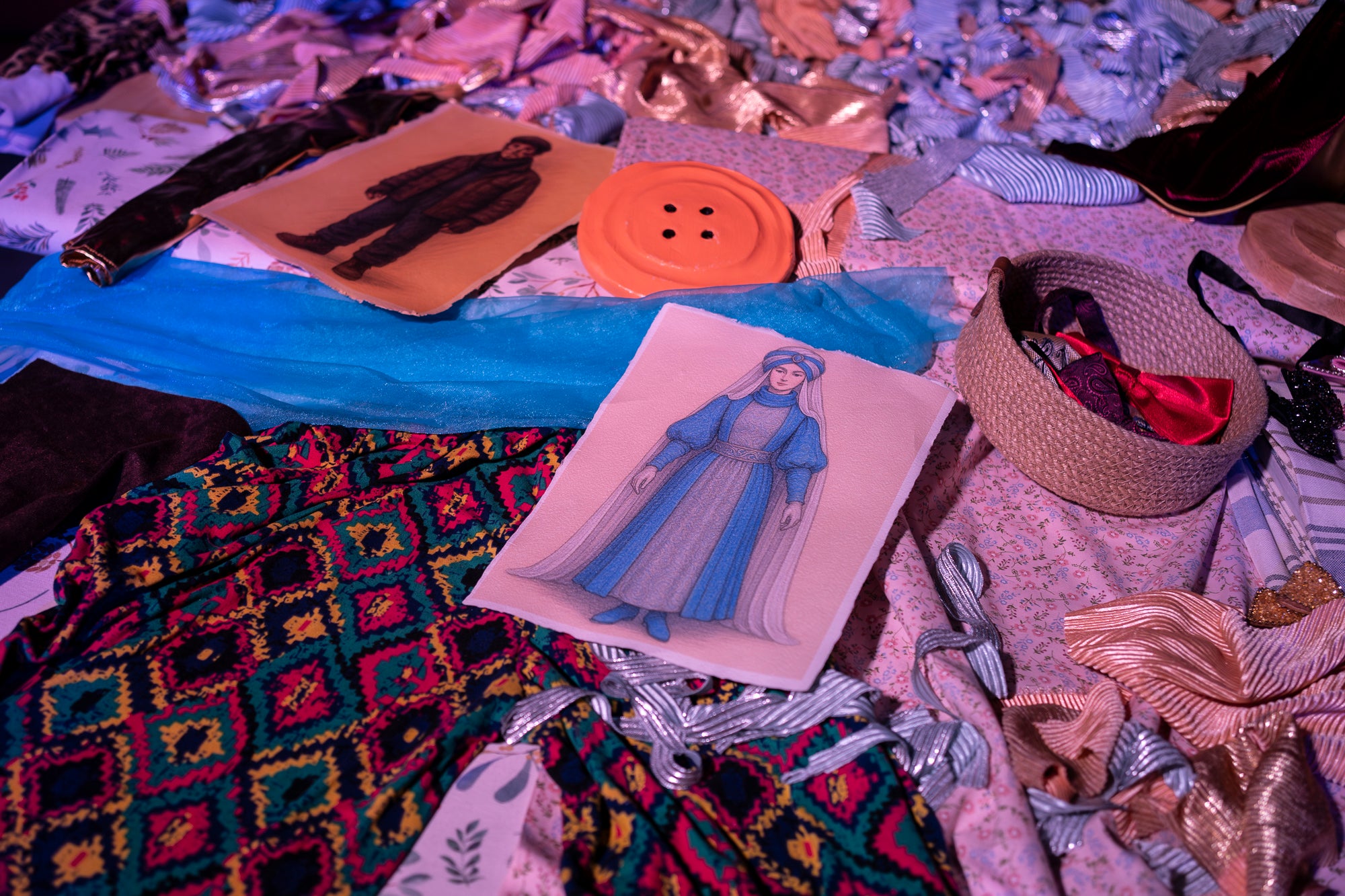 Reconvertit en un temps i un espai de conte oriental, els Reis Mags tenen durant tres dies la seva casa al Vapor de Prodis (Bruc, 46) terrassenc. Des d'aquest divendres i fins al diumenge (2-4 de gener; 17h- 20h), en grups d'una desena de persones i sense reservar i de forma gratuïta, petits i grans es poden endinsar en la cova laberíntica del Vapor dels Reis guiats pels mestres de cerimònies: la patge Xiu-Xiu, rodejada de cartes i regals; l'attrezzo de la Cavalcada d'El Social; el taller de la modista reial; i els vestits lluents del tres Reis. Amb sorpreses musicals, gastronomia i un mercat de les mil meravelles | Mireia Comas