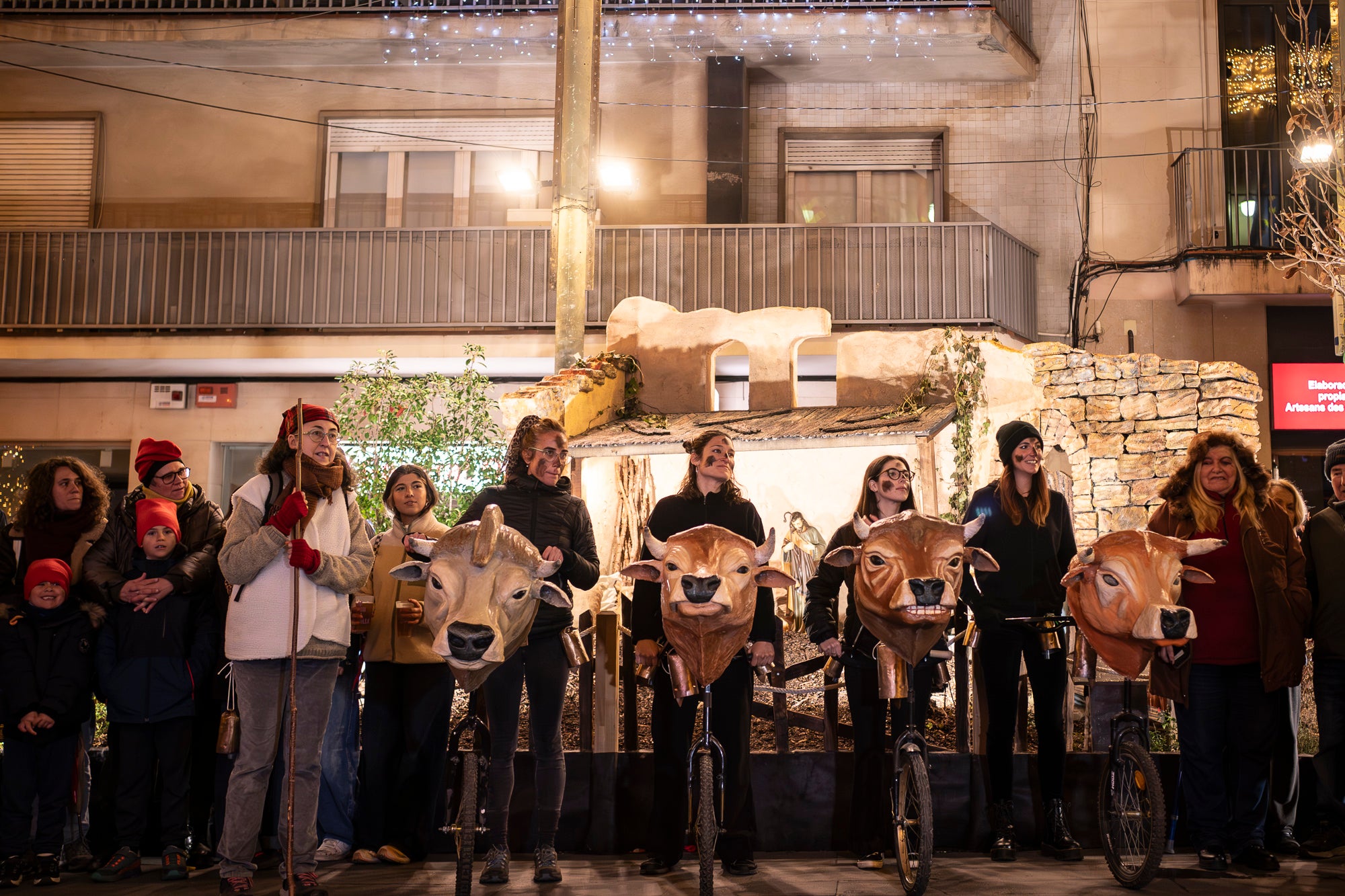El Raval de Montserrat ha estat l’epicentre de la Segona Baixada de les Vaques, un acte festiu i popular que ha captivat l’esperit local amb la seva combinació de tradició, cultura i diversió. La jornada combina cercavila, música, ambient festiu i un sopar popular a Cal Reig, en un esdeveniment que és totalment obert i participatiu. La Mulassa i Gegants Bojos i, com no, les vaques amb els seus pastors, han estat els protagonistes