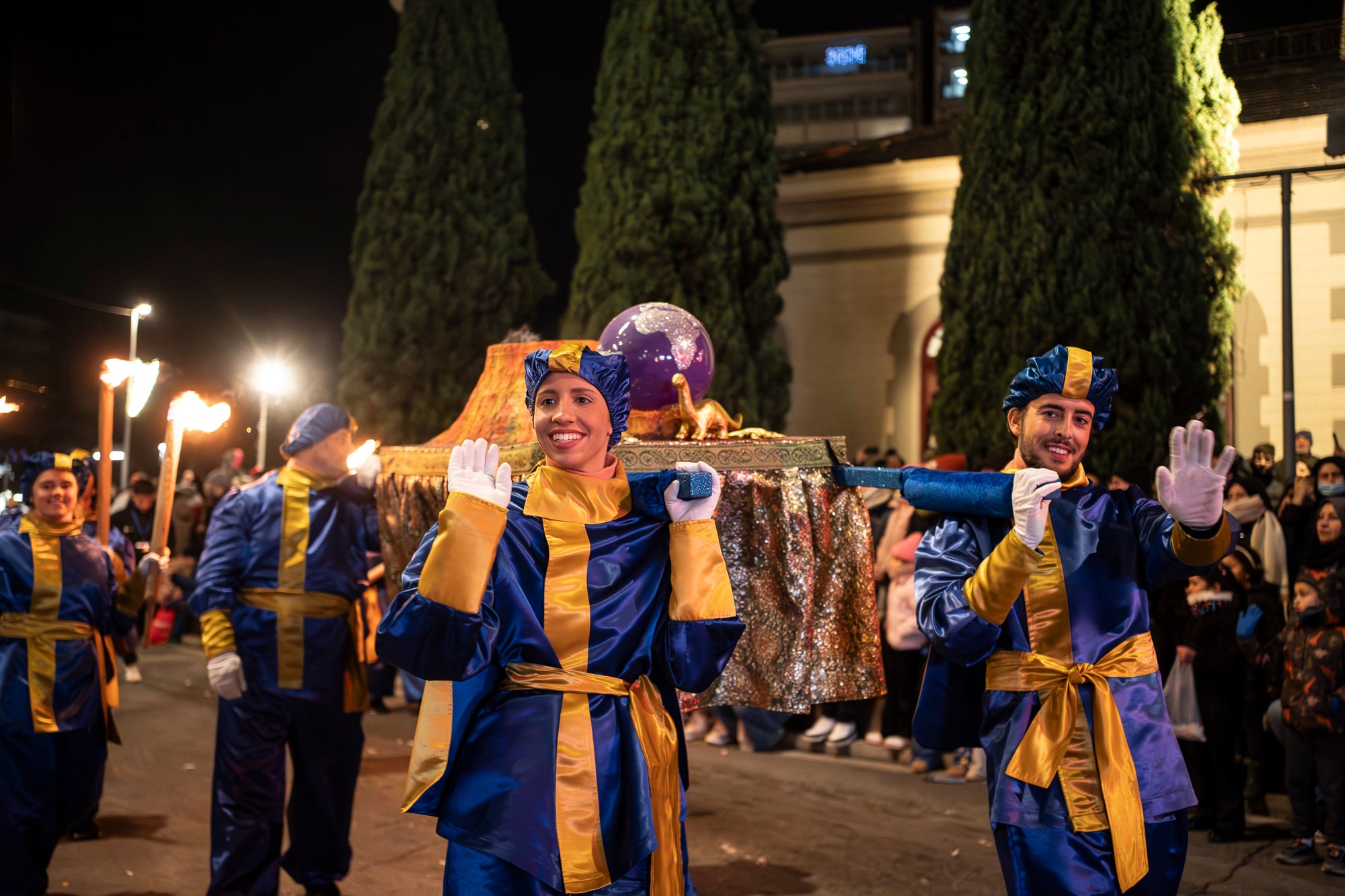 Un any més Ses Majestats els Reis d'Orient han arribat a la ciutat per portar màgia i alegria a tots els infants de Terrassa. Enguany, la Cavalcada de Reis ha estat marcada per les baixes temperatures, les quals van provocar nevades a La Mola i Matadepera. Tot i això, milers de persones es van llençar als carrers per donar una càlida benvinguda a Melcior, Gaspar i Baltasar | Mireia Comas