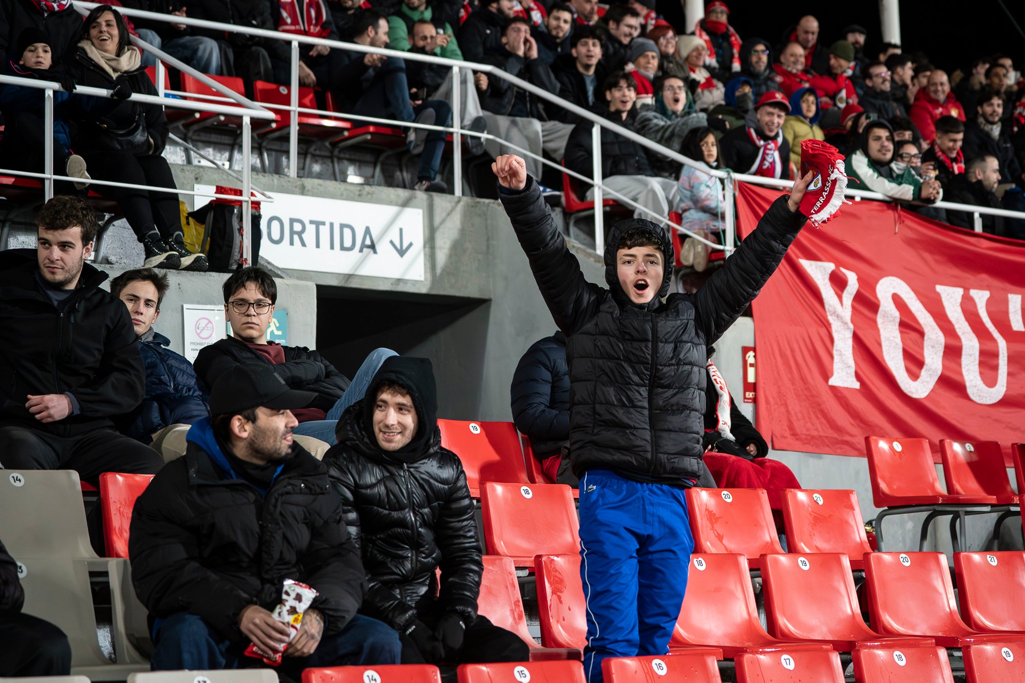 El futbol ha estat cruel amb el Terrassa FC. L’equip d’Oriol Alsina ha fet un gran partit i ha competit molt bé contra un equip que és líder de Primera Federació, el CE Sabadell, però ha acabat perdent a la tanda de penals dels quarts de final de la Copa Catalunya. Els egarencs han completat una gran primera meitat per marxar al descans amb dos gols d’avantatge. Tot i això, els arlequinats han remuntat a la segona. Ortega primer, i Godoy quan faltaven deu segons perquè acabés l’encontre, han posat l’empat al marcador. Ja després, Aythami i Barrero han fallat els seus penals i el conjunt arlequinat ha completat la remuntada.