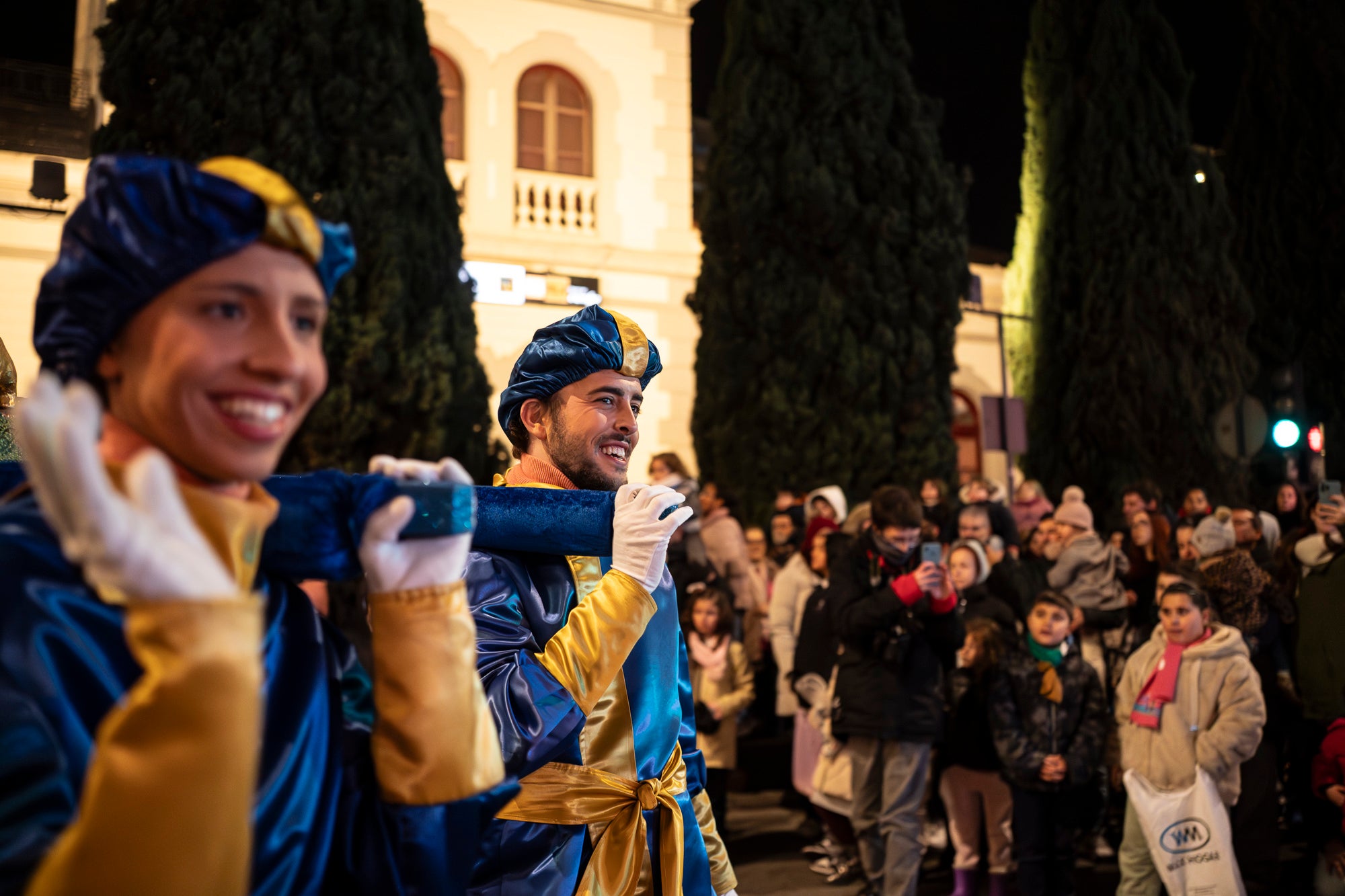 Un any més Ses Majestats els Reis d'Orient han arribat a la ciutat per portar màgia i alegria a tots els infants de Terrassa. Enguany, la Cavalcada de Reis ha estat marcada per les baixes temperatures, les quals van provocar nevades a La Mola i Matadepera. Tot i això, milers de persones es van llençar als carrers per donar una càlida benvinguda a Melcior, Gaspar i Baltasar | Mireia Comas