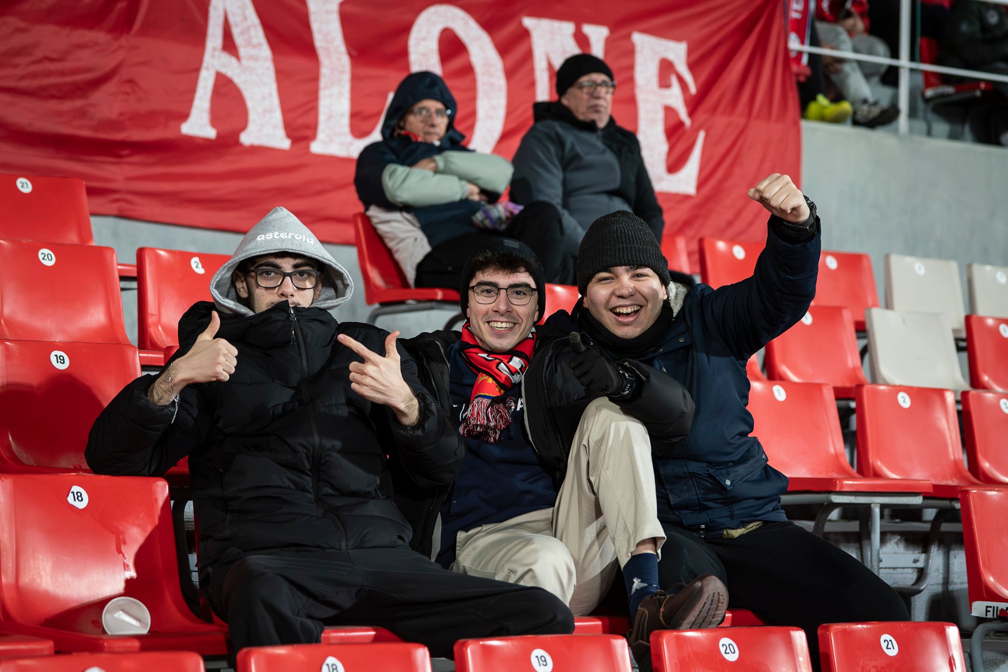 El futbol ha estat cruel amb el Terrassa FC. L’equip d’Oriol Alsina ha fet un gran partit i ha competit molt bé contra un equip que és líder de Primera Federació, el CE Sabadell, però ha acabat perdent a la tanda de penals dels quarts de final de la Copa Catalunya. Els egarencs han completat una gran primera meitat per marxar al descans amb dos gols d’avantatge. Tot i això, els arlequinats han remuntat a la segona. Ortega primer, i Godoy quan faltaven deu segons perquè acabés l’encontre, han posat l’empat al marcador. Ja després, Aythami i Barrero han fallat els seus penals i el conjunt arlequinat ha completat la remuntada.