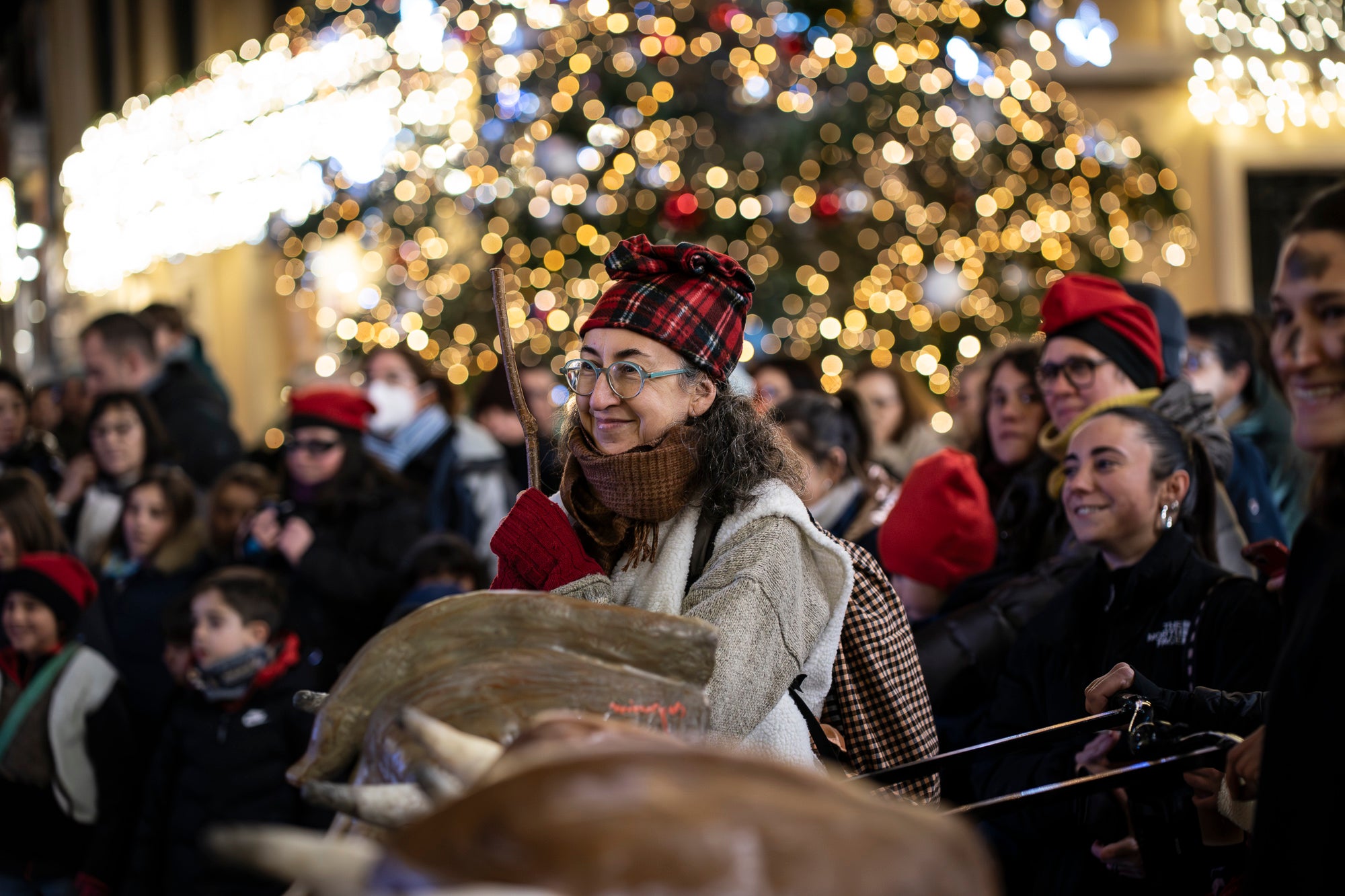 El Raval de Montserrat ha estat l’epicentre de la Segona Baixada de les Vaques, un acte festiu i popular que ha captivat l’esperit local amb la seva combinació de tradició, cultura i diversió. La jornada combina cercavila, música, ambient festiu i un sopar popular a Cal Reig, en un esdeveniment que és totalment obert i participatiu. La Mulassa i Gegants Bojos i, com no, les vaques amb els seus pastors, han estat els protagonistes