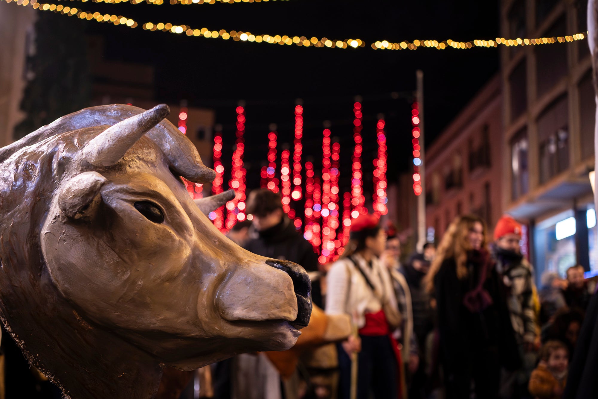 El Raval de Montserrat ha estat l’epicentre de la Segona Baixada de les Vaques, un acte festiu i popular que ha captivat l’esperit local amb la seva combinació de tradició, cultura i diversió. La jornada combina cercavila, música, ambient festiu i un sopar popular a Cal Reig, en un esdeveniment que és totalment obert i participatiu. La Mulassa i Gegants Bojos i, com no, les vaques amb els seus pastors, han estat els protagonistes
