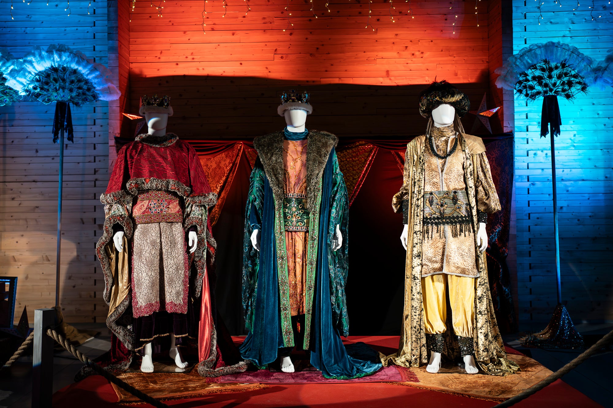 Reconvertit en un temps i un espai de conte oriental, els Reis Mags tenen durant tres dies la seva casa al Vapor de Prodis (Bruc, 46) terrassenc. Des d'aquest divendres i fins al diumenge (2-4 de gener; 17h- 20h), en grups d'una desena de persones i sense reservar i de forma gratuïta, petits i grans es poden endinsar en la cova laberíntica del Vapor dels Reis guiats pels mestres de cerimònies: la patge Xiu-Xiu, rodejada de cartes i regals; l'attrezzo de la Cavalcada d'El Social; el taller de la modista reial; i els vestits lluents del tres Reis. Amb sorpreses musicals, gastronomia i un mercat de les mil meravelles | Mireia Comas