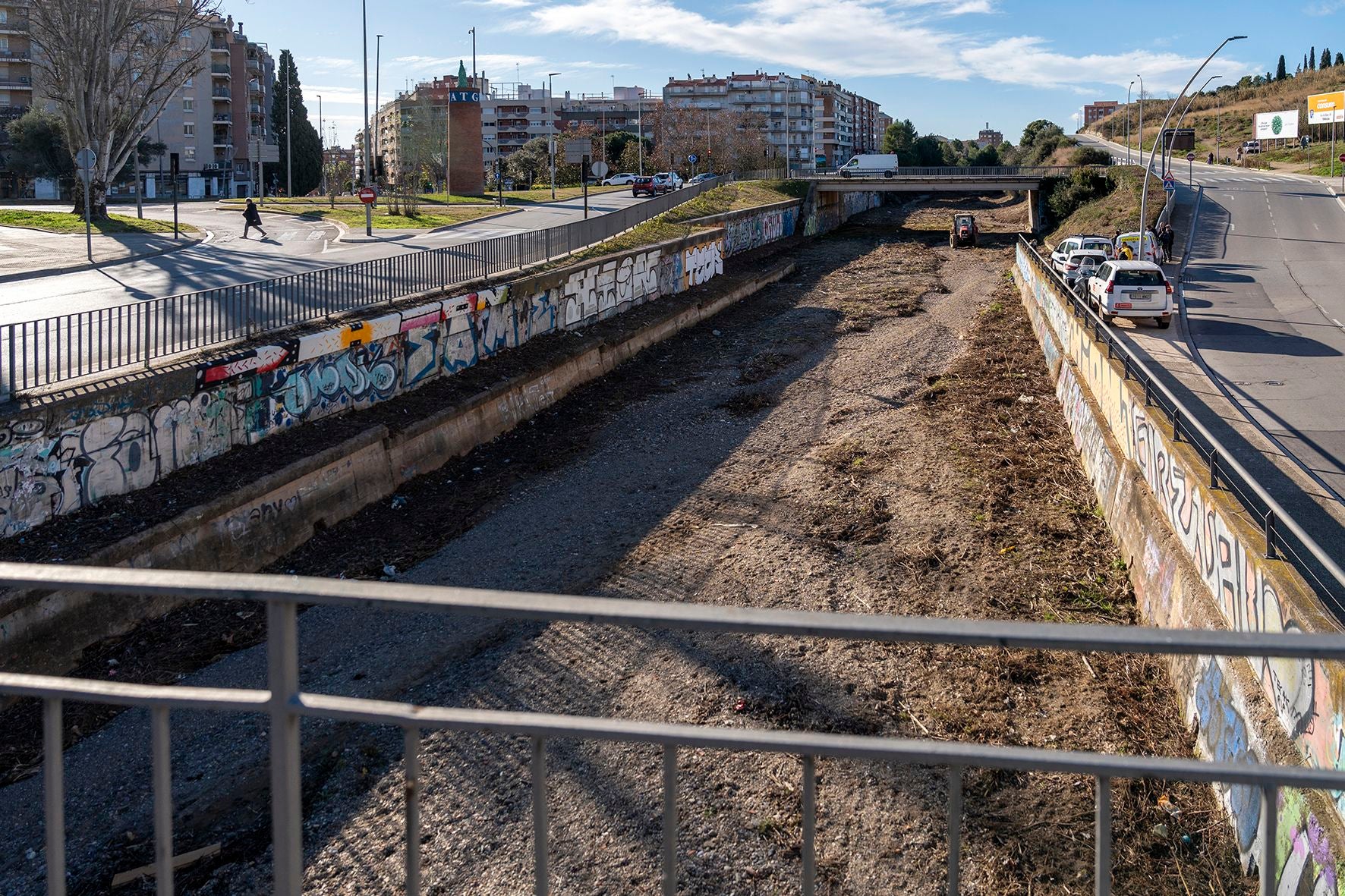 Visita de l'alcalde de Terrassa als treballs de neteja i desbrossa de la Riera del Palau | Rafel Casanova. Via Ajuntament de Terrassa