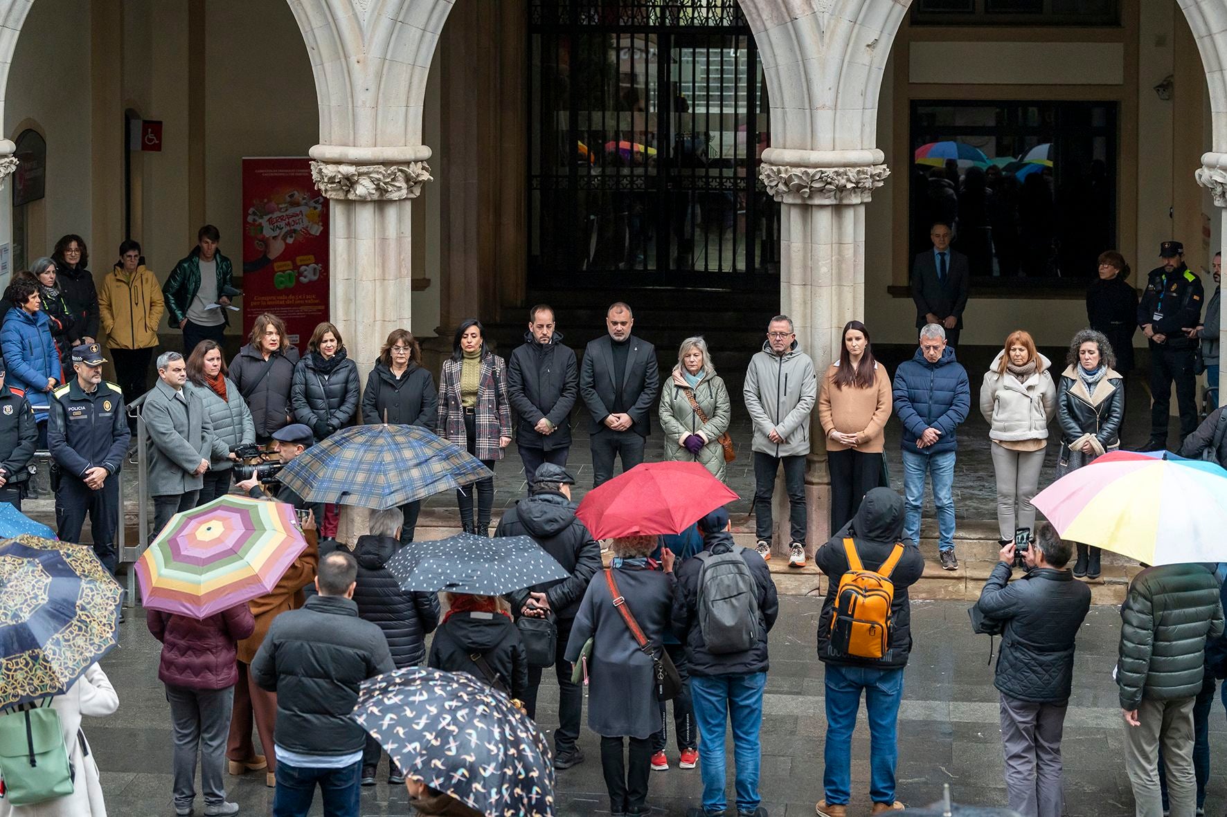 Minut de silenci a l'Ajuntament de Terrassa per les víctimes de l'accident ferroviari a Andalusia | Ajuntament de Terrassa