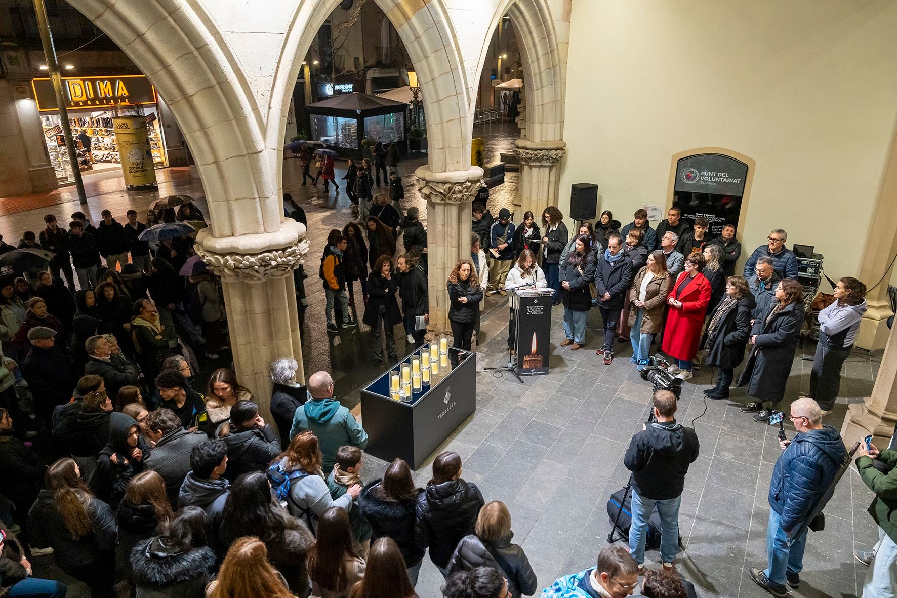 Terrassa celebra l’acte institucional amb motiu del Dia Internacional de Commemoració en Memòria de les Víctimes de l’Holocaust. Enguany, la commemoració ha coincidit amb el 81è aniversari de l’alliberament del camp d’extermini d’Auschwitz. L’acte ha comptat amb la participació d’alumnes de l’Institut Montserrat Roig, Institut Torre del Palau, Institut Can Roca i Institut-Escola Pere Viver, així com de representants del teixit associatiu. Tots ells van intervenir en l’encesa d’espelmes en record del poble jueu; de les persones perseguides per motius polítics, especialment els republicans espanyols assassinats; del poble gitano; de les persones amb discapacitat; de les víctimes perseguides per raó de la seva orientació sexual; de les persones perseguides per motius religiosos, i dels testimonis de Jehovà. 