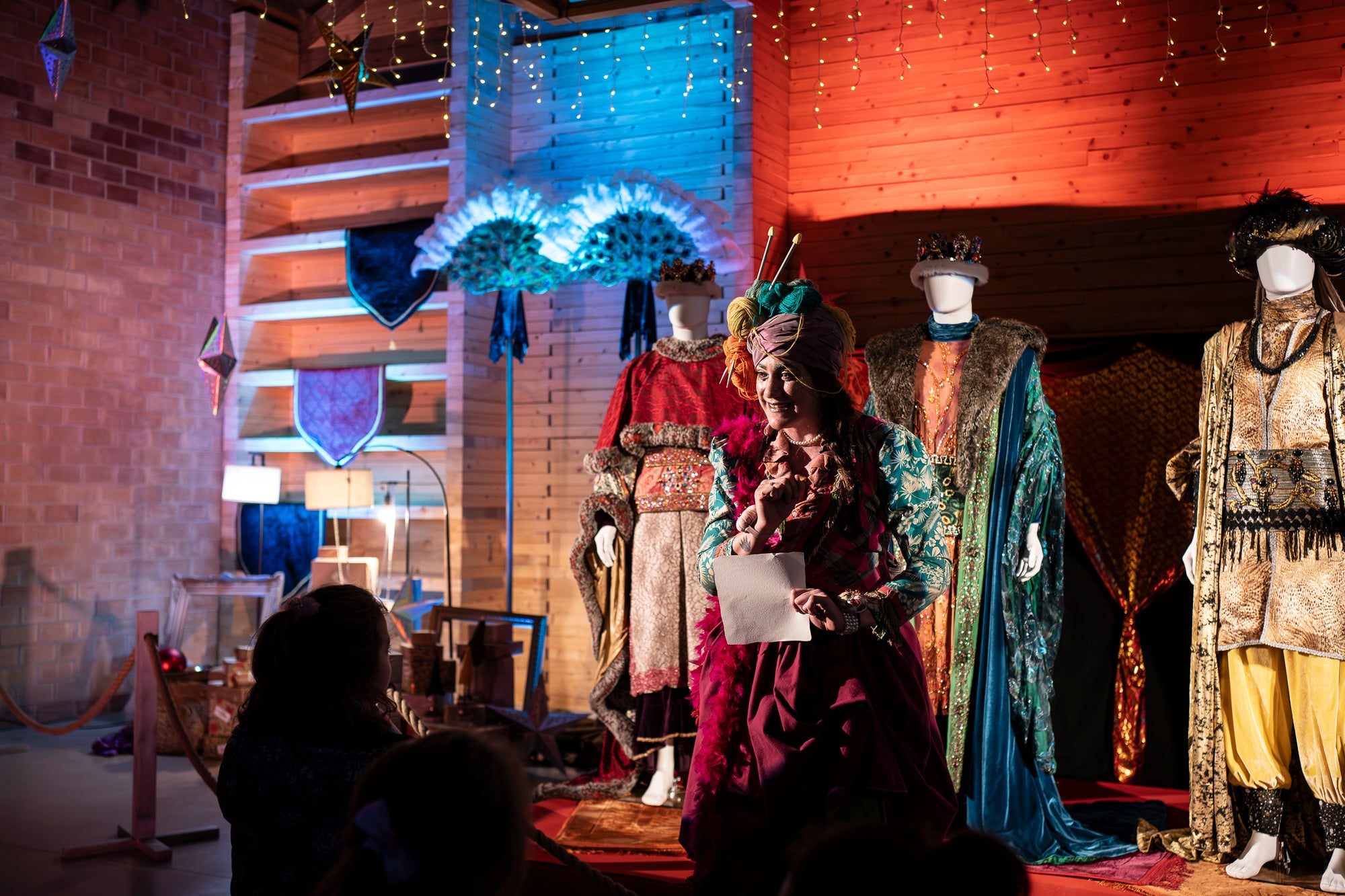 Reconvertit en un temps i un espai de conte oriental, els Reis Mags tenen durant tres dies la seva casa al Vapor de Prodis (Bruc, 46) terrassenc. Des d'aquest divendres i fins al diumenge (2-4 de gener; 17h- 20h), en grups d'una desena de persones i sense reservar i de forma gratuïta, petits i grans es poden endinsar en la cova laberíntica del Vapor dels Reis guiats pels mestres de cerimònies: la patge Xiu-Xiu, rodejada de cartes i regals; l'attrezzo de la Cavalcada d'El Social; el taller de la modista reial; i els vestits lluents del tres Reis. Amb sorpreses musicals, gastronomia i un mercat de les mil meravelles | Mireia Comas