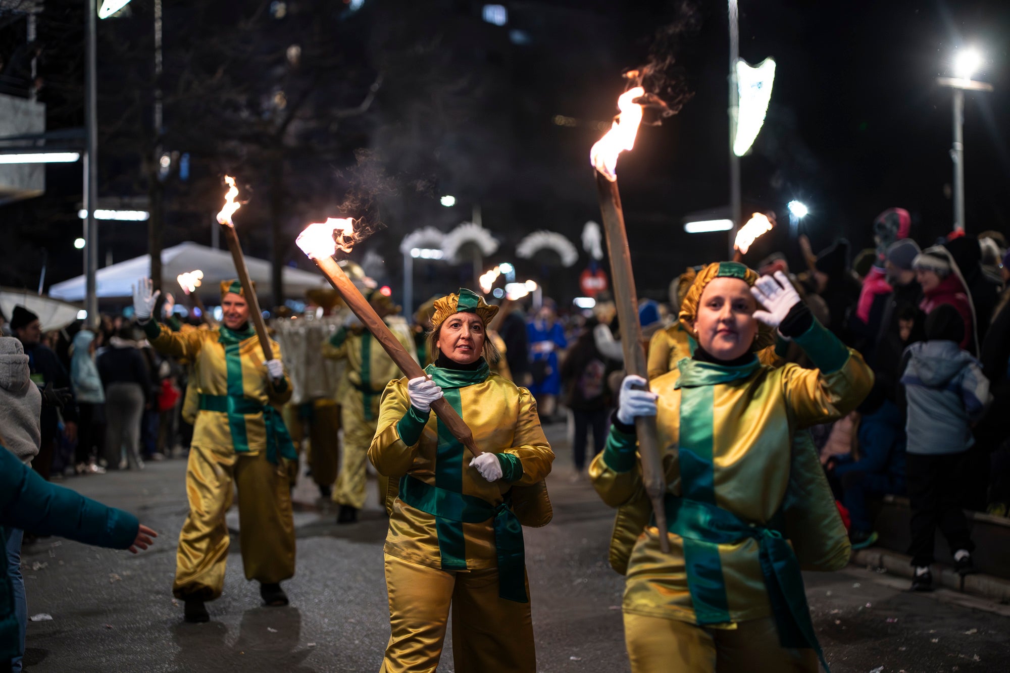 Un any més Ses Majestats els Reis d'Orient han arribat a la ciutat per portar màgia i alegria a tots els infants de Terrassa. Enguany, la Cavalcada de Reis ha estat marcada per les baixes temperatures, les quals van provocar nevades a La Mola i Matadepera. Tot i això, milers de persones es van llençar als carrers per donar una càlida benvinguda a Melcior, Gaspar i Baltasar | Mireia Comas