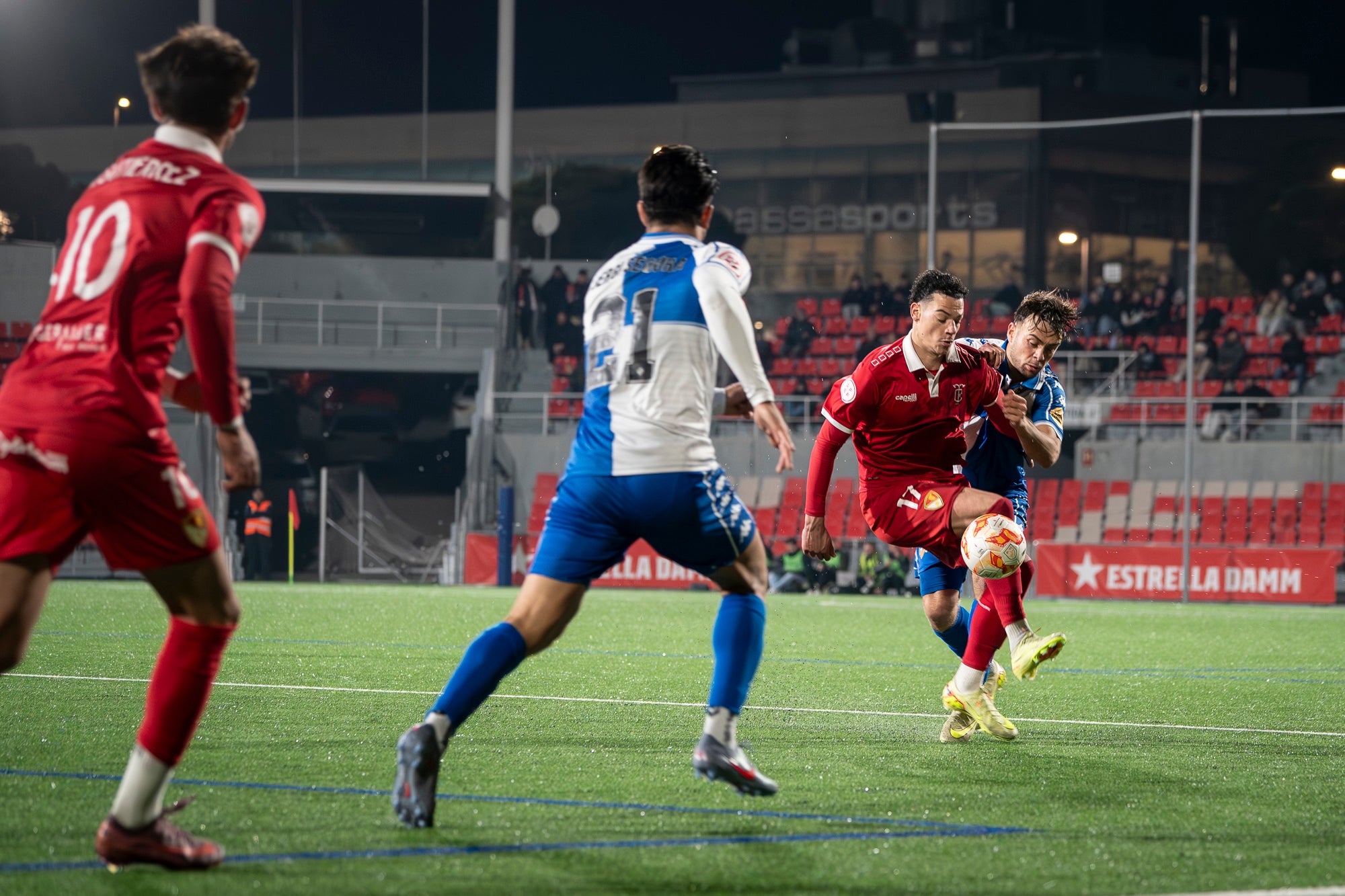 El futbol ha estat cruel amb el Terrassa FC. L’equip d’Oriol Alsina ha fet un gran partit i ha competit molt bé contra un equip que és líder de Primera Federació, el CE Sabadell, però ha acabat perdent a la tanda de penals dels quarts de final de la Copa Catalunya. Els egarencs han completat una gran primera meitat per marxar al descans amb dos gols d’avantatge. Tot i això, els arlequinats han remuntat a la segona. Ortega primer, i Godoy quan faltaven deu segons perquè acabés l’encontre, han posat l’empat al marcador. Ja després, Aythami i Barrero han fallat els seus penals i el conjunt arlequinat ha completat la remuntada.