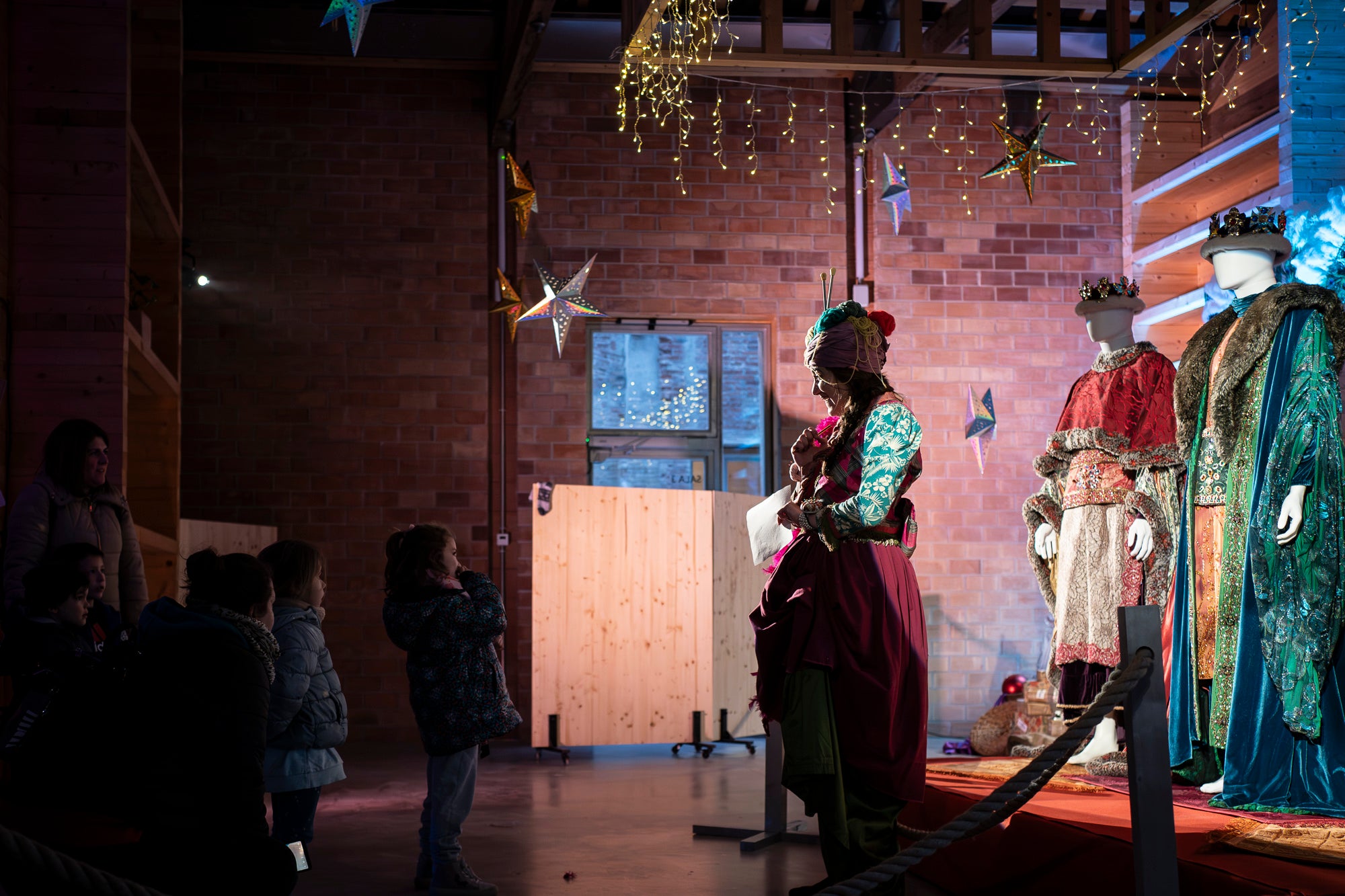 Reconvertit en un temps i un espai de conte oriental, els Reis Mags tenen durant tres dies la seva casa al Vapor de Prodis (Bruc, 46) terrassenc. Des d'aquest divendres i fins al diumenge (2-4 de gener; 17h- 20h), en grups d'una desena de persones i sense reservar i de forma gratuïta, petits i grans es poden endinsar en la cova laberíntica del Vapor dels Reis guiats pels mestres de cerimònies: la patge Xiu-Xiu, rodejada de cartes i regals; l'attrezzo de la Cavalcada d'El Social; el taller de la modista reial; i els vestits lluents del tres Reis. Amb sorpreses musicals, gastronomia i un mercat de les mil meravelles | Mireia Comas