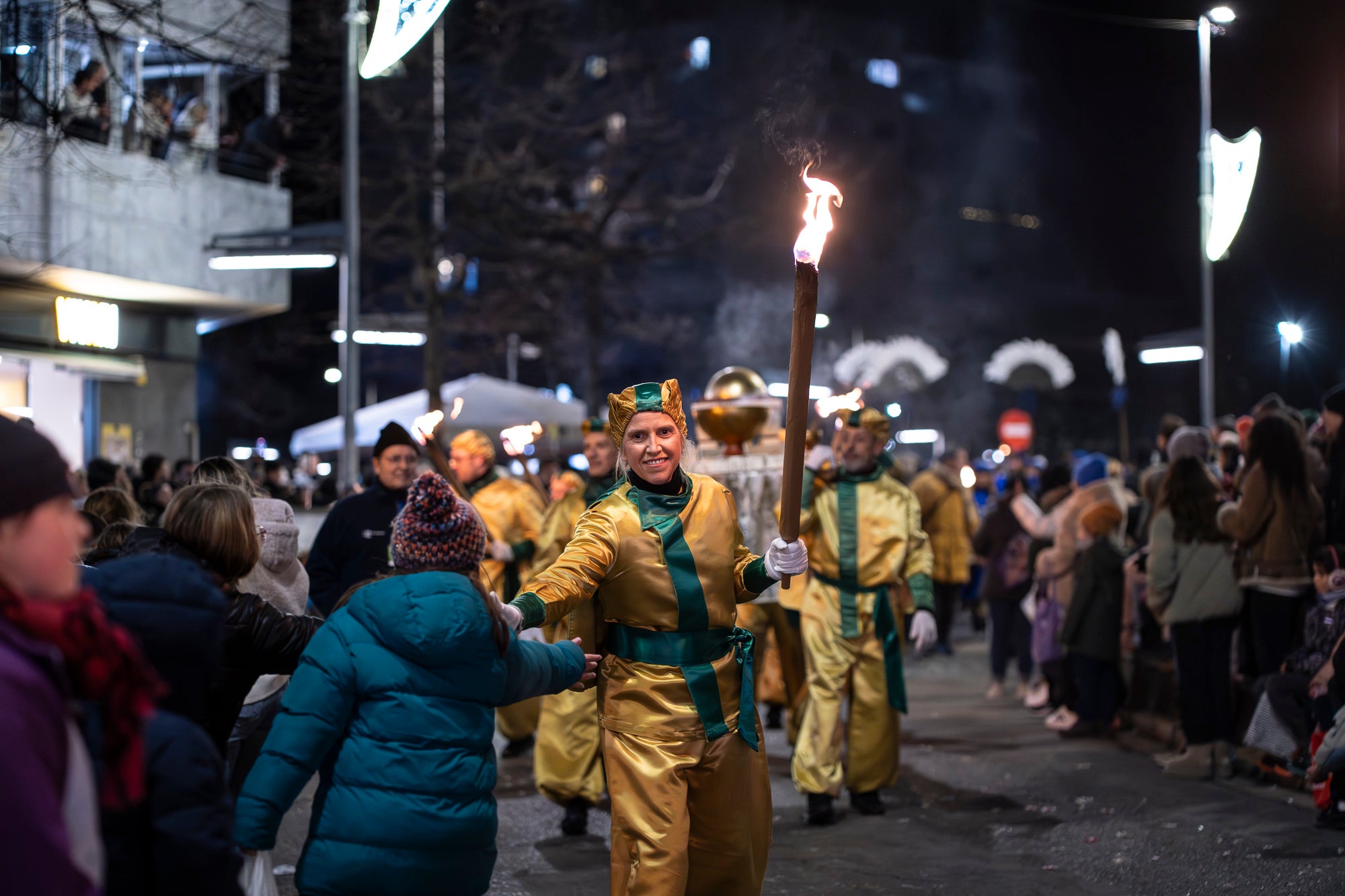 Un any més Ses Majestats els Reis d'Orient han arribat a la ciutat per portar màgia i alegria a tots els infants de Terrassa. Enguany, la Cavalcada de Reis ha estat marcada per les baixes temperatures, les quals van provocar nevades a La Mola i Matadepera. Tot i això, milers de persones es van llençar als carrers per donar una càlida benvinguda a Melcior, Gaspar i Baltasar | Mireia Comas