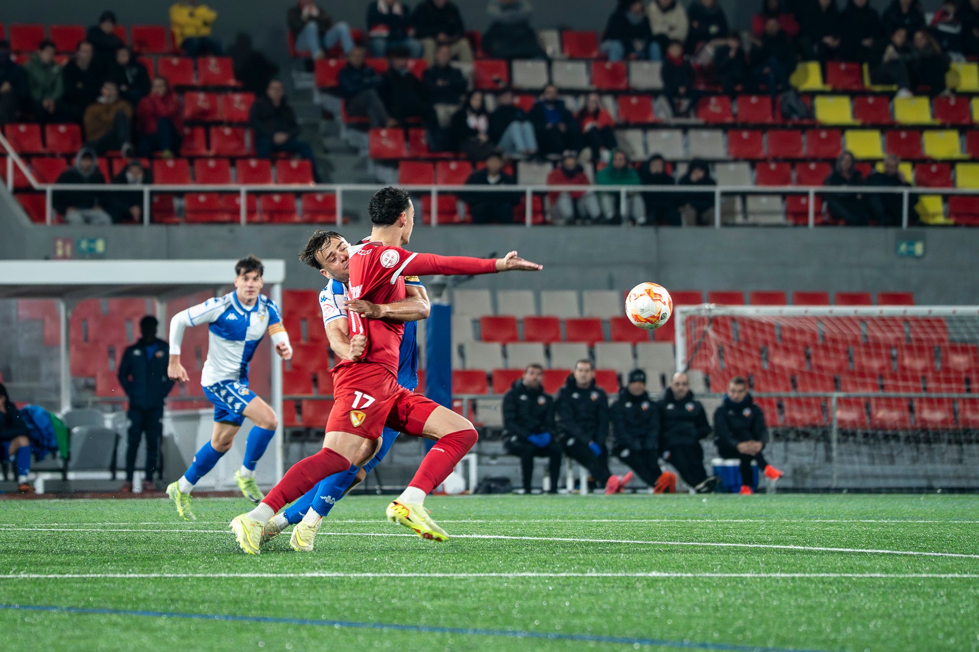 El futbol ha estat cruel amb el Terrassa FC. L’equip d’Oriol Alsina ha fet un gran partit i ha competit molt bé contra un equip que és líder de Primera Federació, el CE Sabadell, però ha acabat perdent a la tanda de penals dels quarts de final de la Copa Catalunya. Els egarencs han completat una gran primera meitat per marxar al descans amb dos gols d’avantatge. Tot i això, els arlequinats han remuntat a la segona. Ortega primer, i Godoy quan faltaven deu segons perquè acabés l’encontre, han posat l’empat al marcador. Ja després, Aythami i Barrero han fallat els seus penals i el conjunt arlequinat ha completat la remuntada.