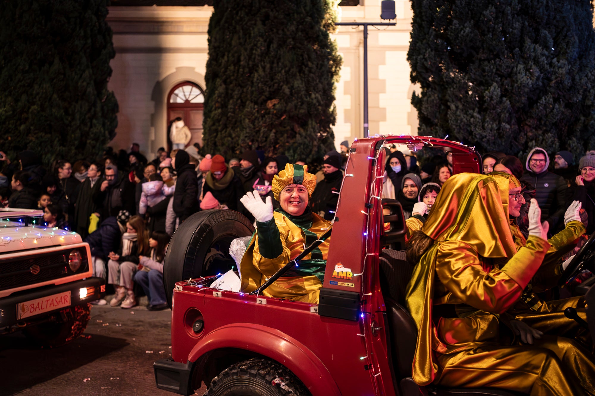 Un any més Ses Majestats els Reis d'Orient han arribat a la ciutat per portar màgia i alegria a tots els infants de Terrassa. Enguany, la Cavalcada de Reis ha estat marcada per les baixes temperatures, les quals van provocar nevades a La Mola i Matadepera. Tot i això, milers de persones es van llençar als carrers per donar una càlida benvinguda a Melcior, Gaspar i Baltasar | Mireia Comas