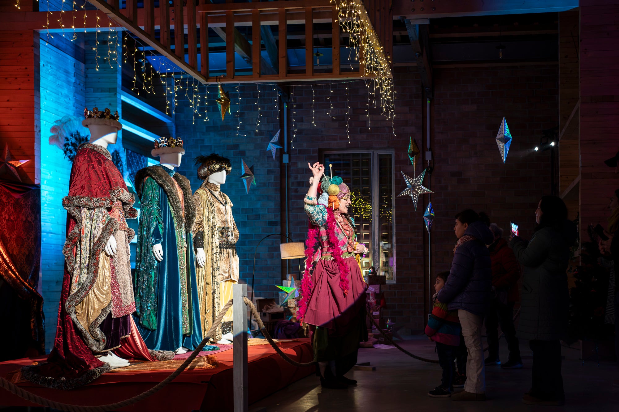 Reconvertit en un temps i un espai de conte oriental, els Reis Mags tenen durant tres dies la seva casa al Vapor de Prodis (Bruc, 46) terrassenc. Des d'aquest divendres i fins al diumenge (2-4 de gener; 17h- 20h), en grups d'una desena de persones i sense reservar i de forma gratuïta, petits i grans es poden endinsar en la cova laberíntica del Vapor dels Reis guiats pels mestres de cerimònies: la patge Xiu-Xiu, rodejada de cartes i regals; l'attrezzo de la Cavalcada d'El Social; el taller de la modista reial; i els vestits lluents del tres Reis. Amb sorpreses musicals, gastronomia i un mercat de les mil meravelles | Mireia Comas