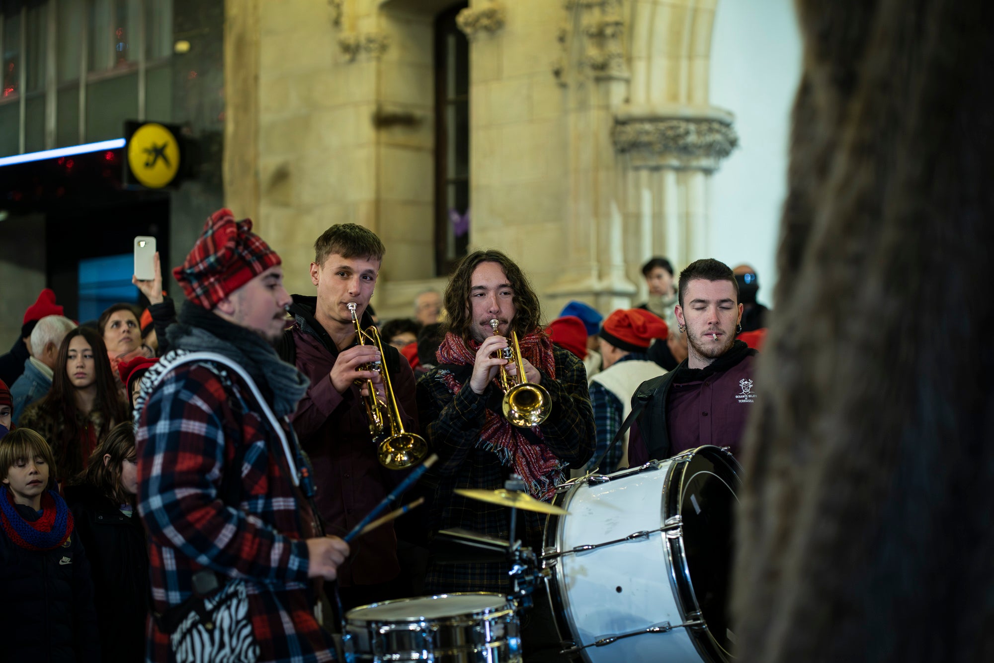El Raval de Montserrat ha estat l’epicentre de la Segona Baixada de les Vaques, un acte festiu i popular que ha captivat l’esperit local amb la seva combinació de tradició, cultura i diversió. La jornada combina cercavila, música, ambient festiu i un sopar popular a Cal Reig, en un esdeveniment que és totalment obert i participatiu. La Mulassa i Gegants Bojos i, com no, les vaques amb els seus pastors, han estat els protagonistes