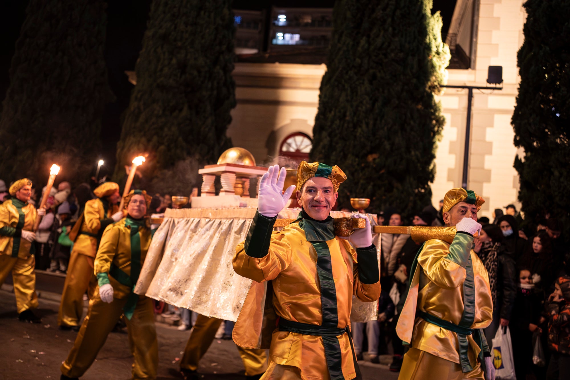 Un any més Ses Majestats els Reis d'Orient han arribat a la ciutat per portar màgia i alegria a tots els infants de Terrassa. Enguany, la Cavalcada de Reis ha estat marcada per les baixes temperatures, les quals van provocar nevades a La Mola i Matadepera. Tot i això, milers de persones es van llençar als carrers per donar una càlida benvinguda a Melcior, Gaspar i Baltasar | Mireia Comas