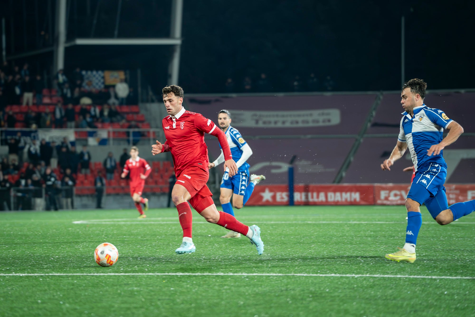 El futbol ha estat cruel amb el Terrassa FC. L’equip d’Oriol Alsina ha fet un gran partit i ha competit molt bé contra un equip que és líder de Primera Federació, el CE Sabadell, però ha acabat perdent a la tanda de penals dels quarts de final de la Copa Catalunya. Els egarencs han completat una gran primera meitat per marxar al descans amb dos gols d’avantatge. Tot i això, els arlequinats han remuntat a la segona. Ortega primer, i Godoy quan faltaven deu segons perquè acabés l’encontre, han posat l’empat al marcador. Ja després, Aythami i Barrero han fallat els seus penals i el conjunt arlequinat ha completat la remuntada.